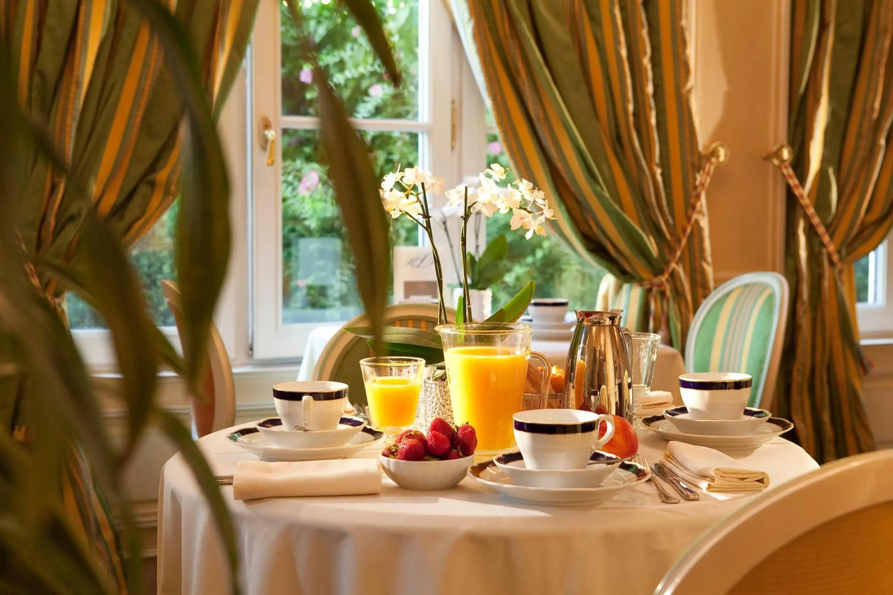 Continental breakfast in Hotel Luxembourg Parc