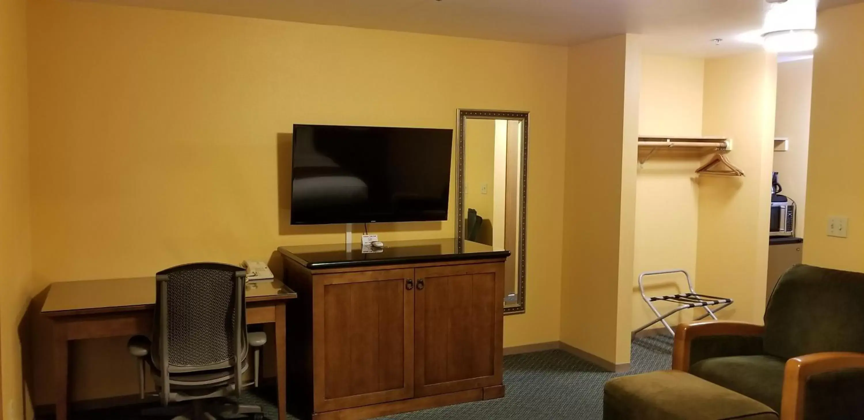 TV and multimedia, TV/Entertainment Center in Royal Victorian Motel