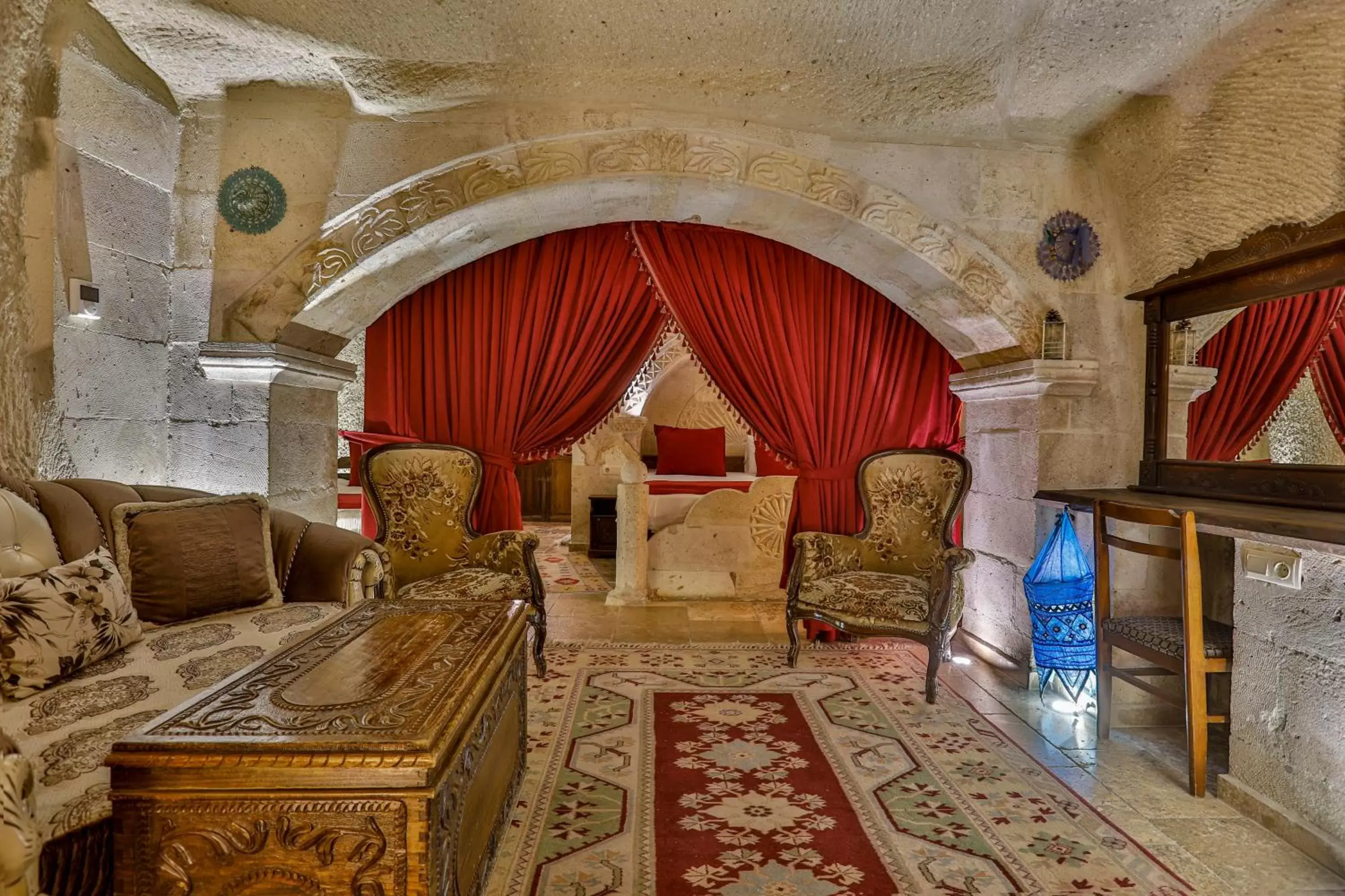 Bed, Seating Area in Hidden Cave Hotel