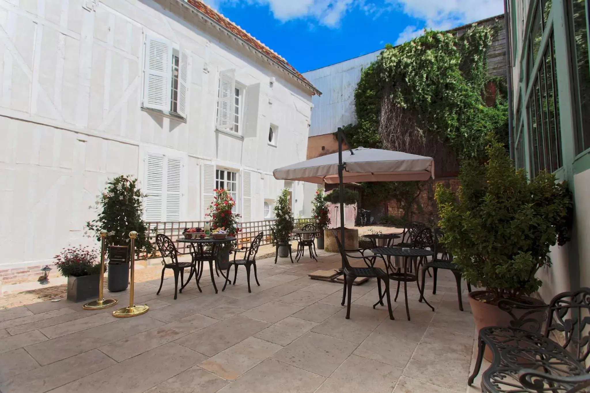 Patio, Restaurant/Places to Eat in Hotel Saint Georges