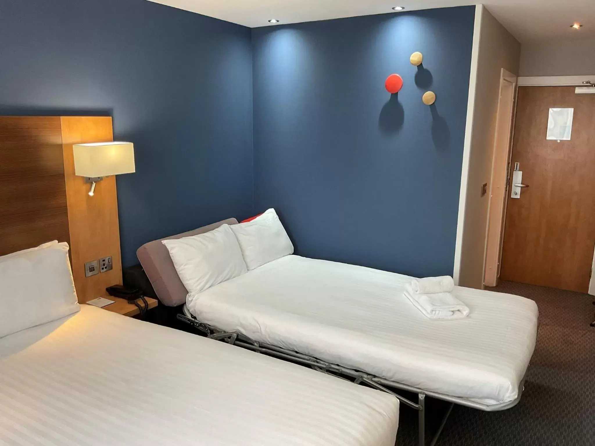 Photo of the whole room, Bed in Holiday Inn Express Nuneaton, an IHG Hotel