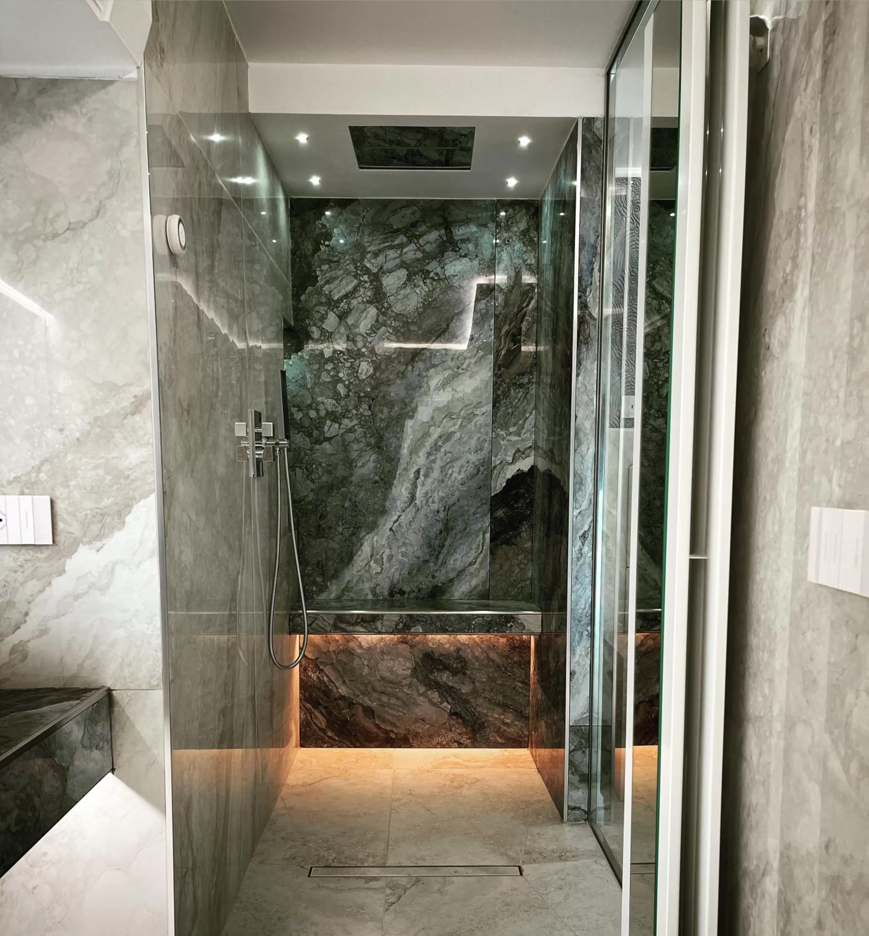 Shower in Domus De Cinti