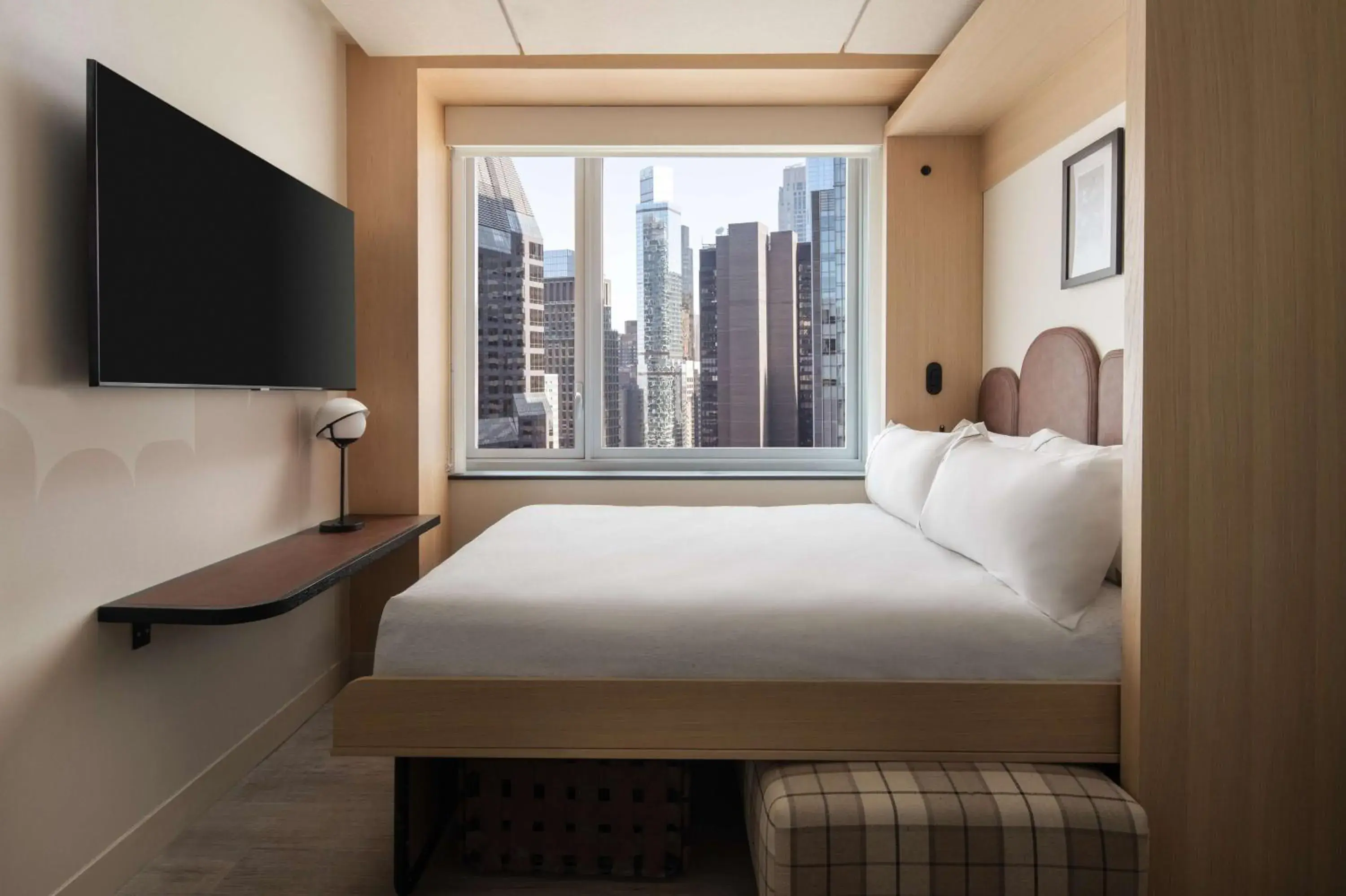 Bed, TV/Entertainment Center in Motto By Hilton New York City Times Square
