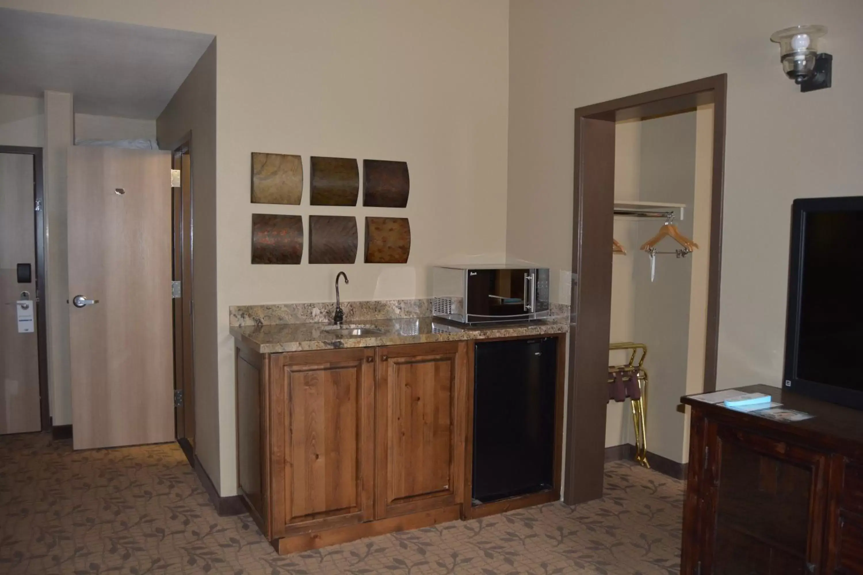 Photo of the whole room, Kitchen/Kitchenette in Holiday Inn Express Springdale - Zion National Park Area, an IHG Hotel