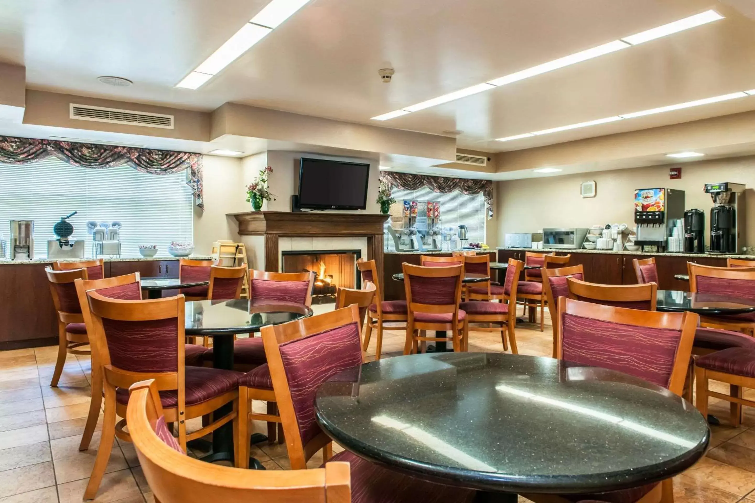 Restaurant/Places to Eat in Clarion Inn & Suites Northwest