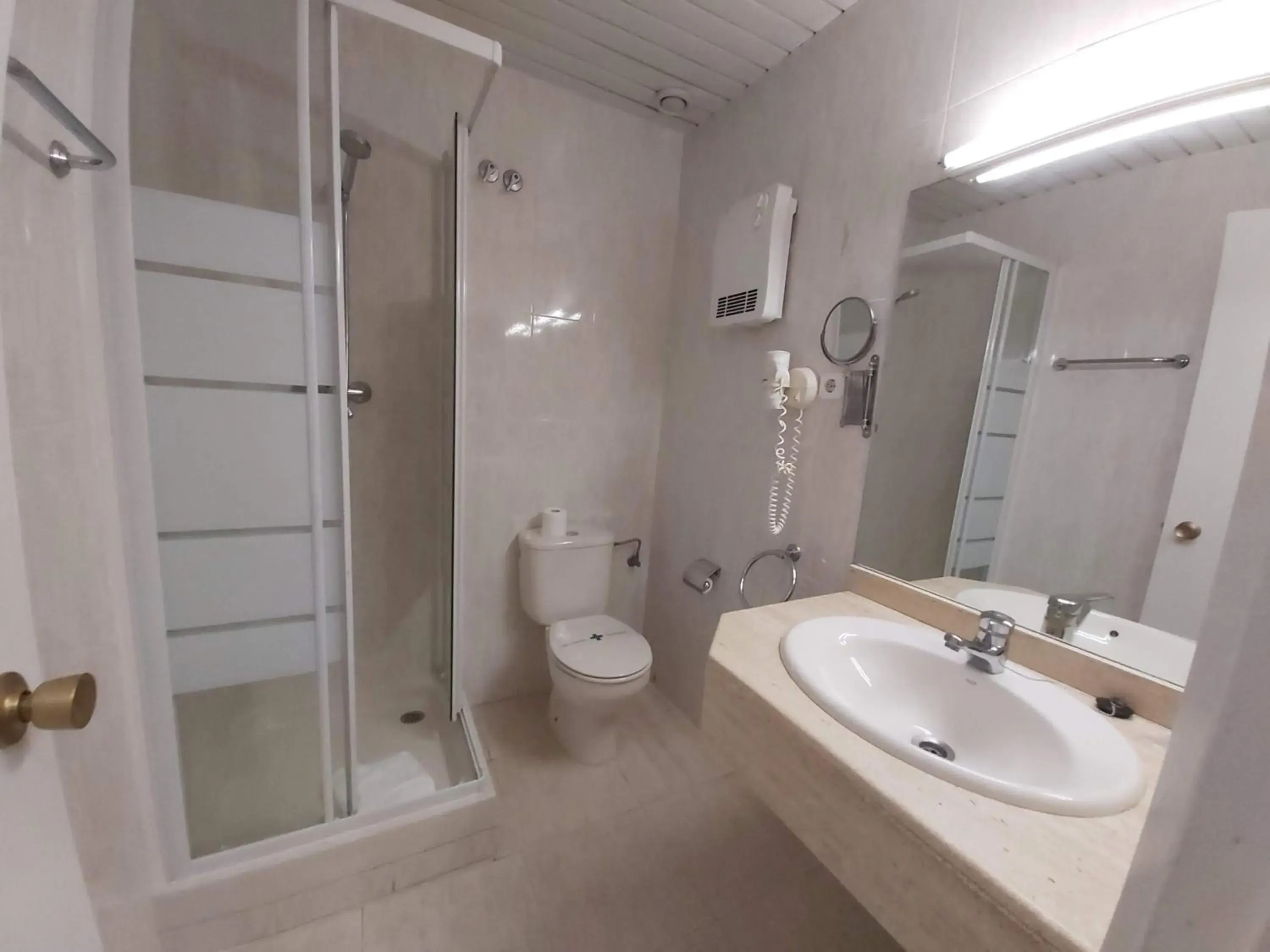 Shower, Bathroom in Hotel El Castell