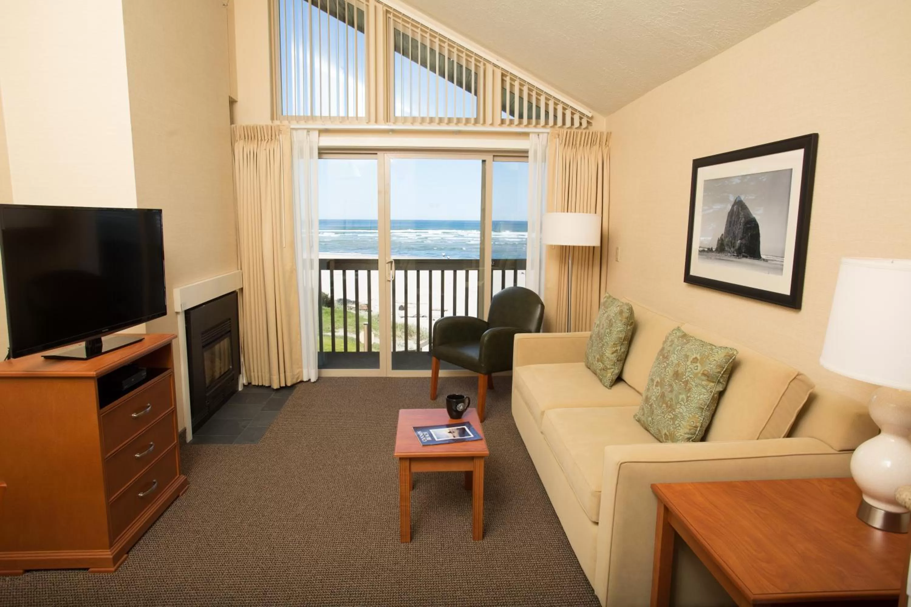 Queen Suite Oceanfront in Schooner's Cove Inn