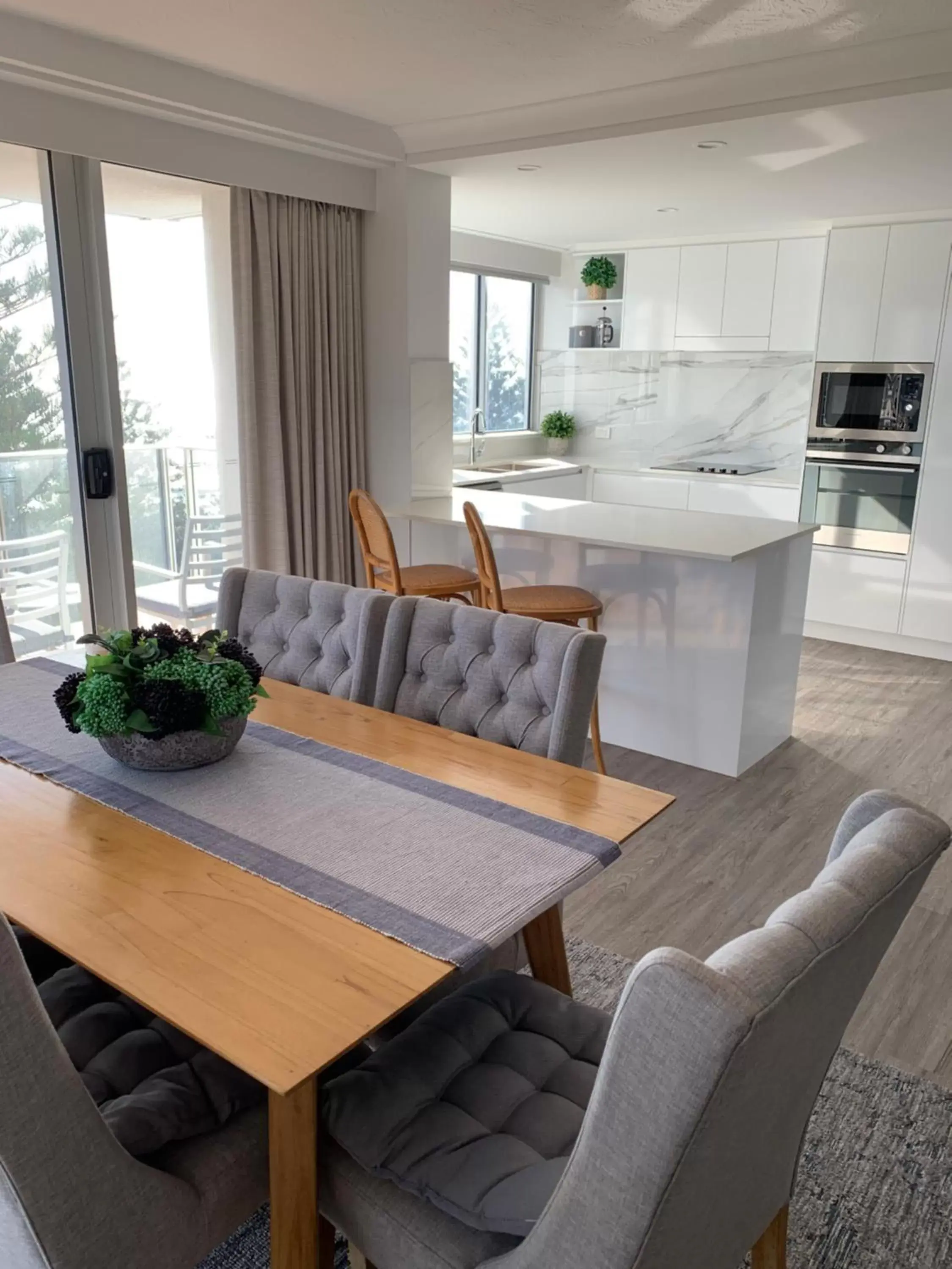 Kitchen or kitchenette, Dining Area in Pacific Regis Beachfront Holiday Apartments