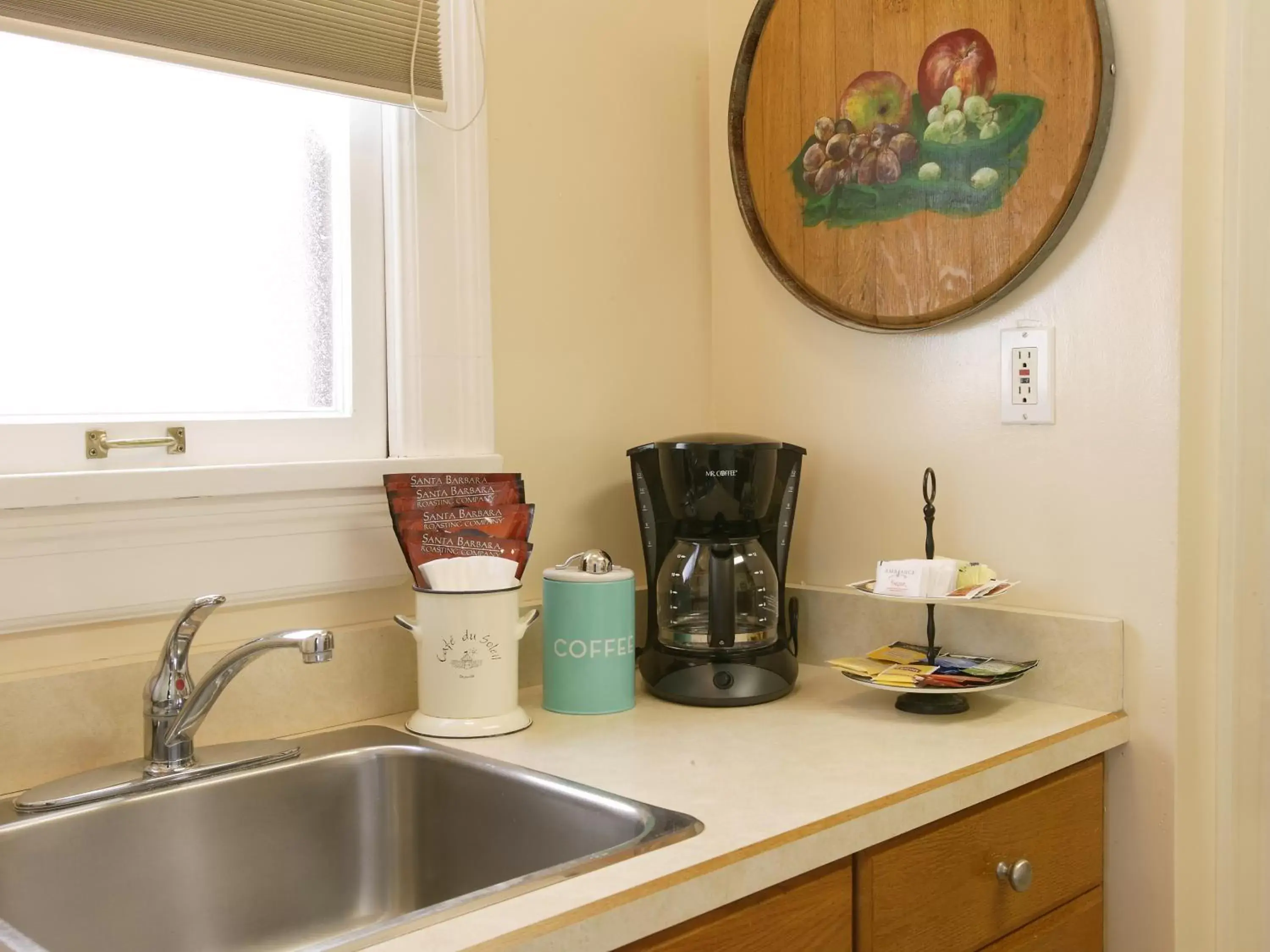 Coffee/tea facilities, Kitchen/Kitchenette in Harbor House Inn