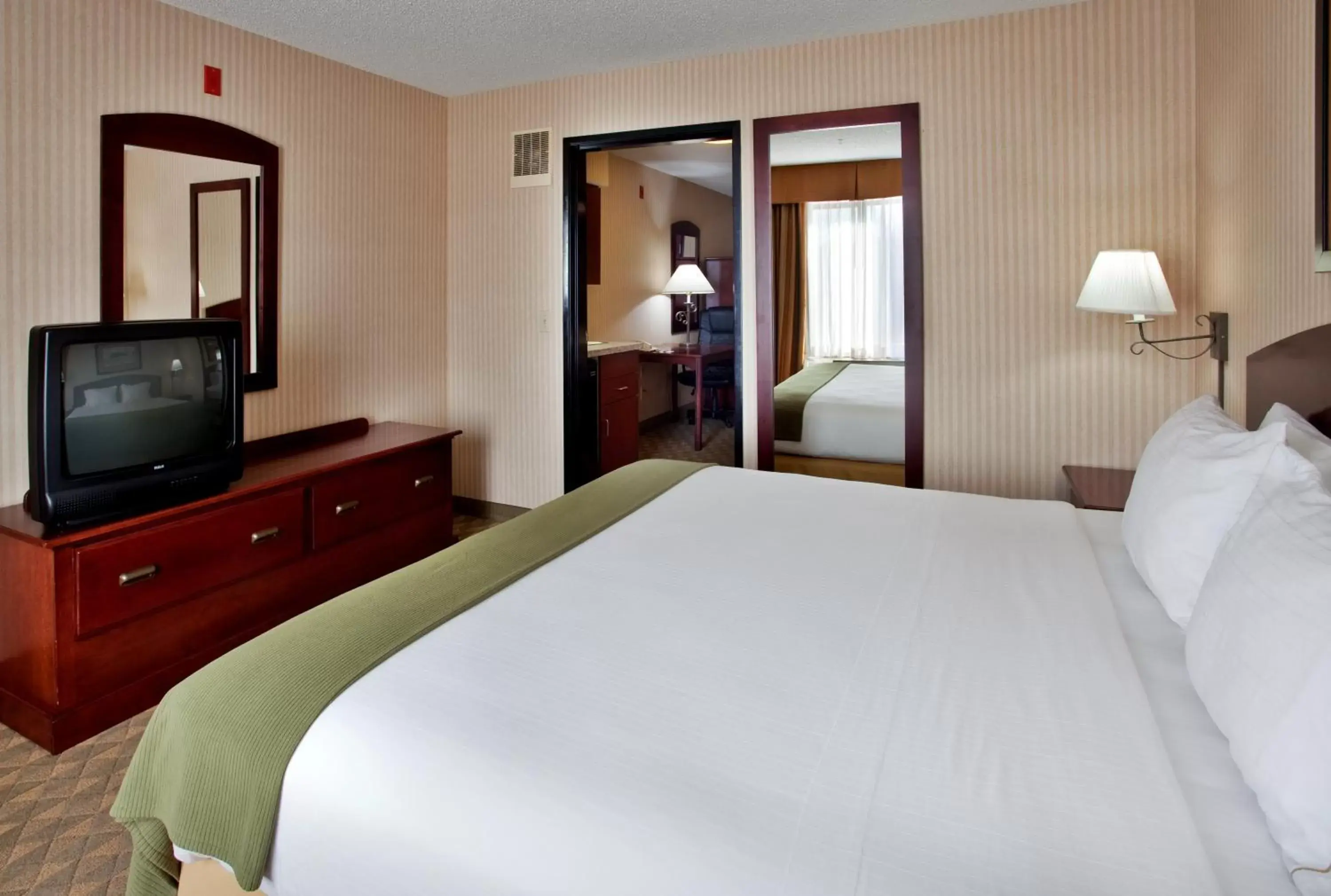 Photo of the whole room, Bed in Holiday Inn Express & Suites Lansing-Leavenworth, an IHG Hotel