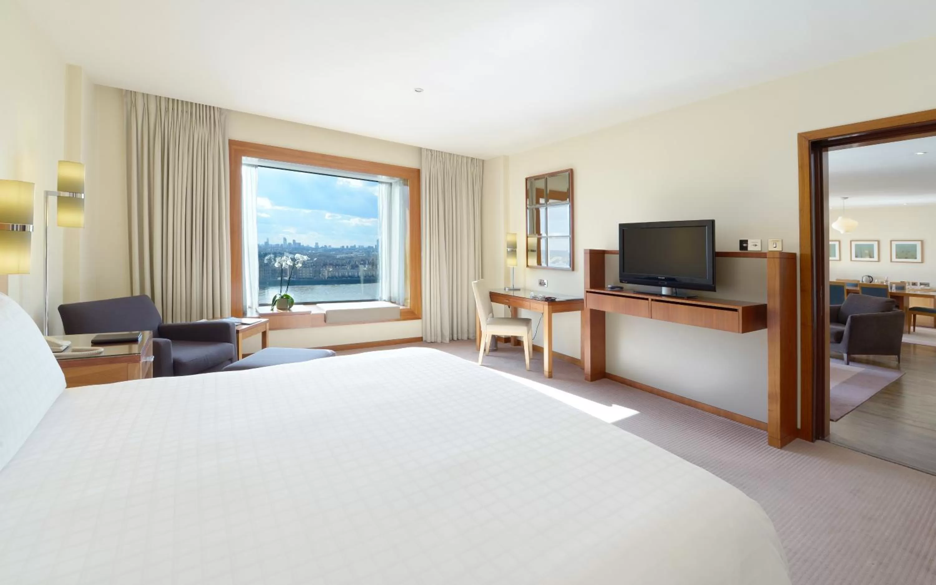 TV and multimedia, Bed in Canary Riverside Plaza Hotel
