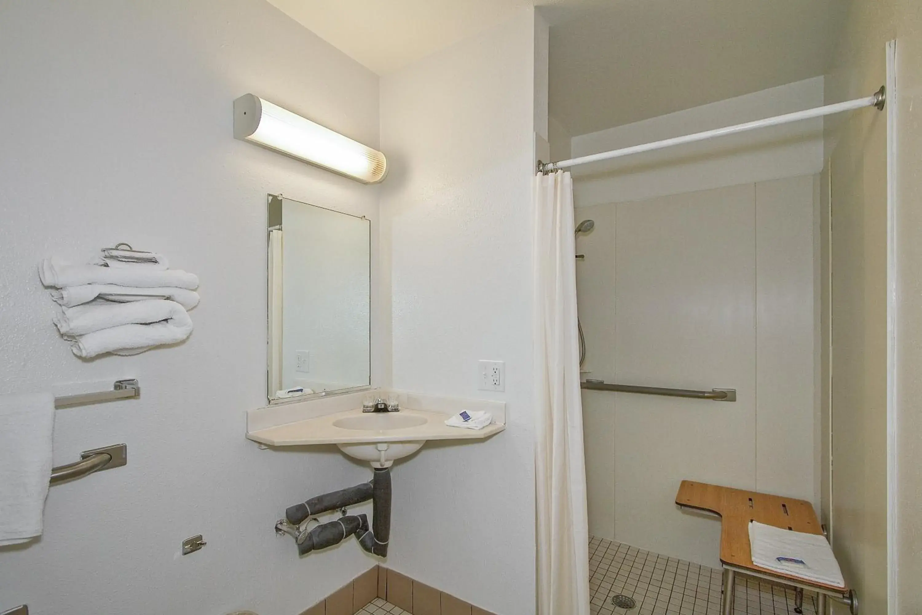 Bathroom in Motel 6-Green Bay, WI