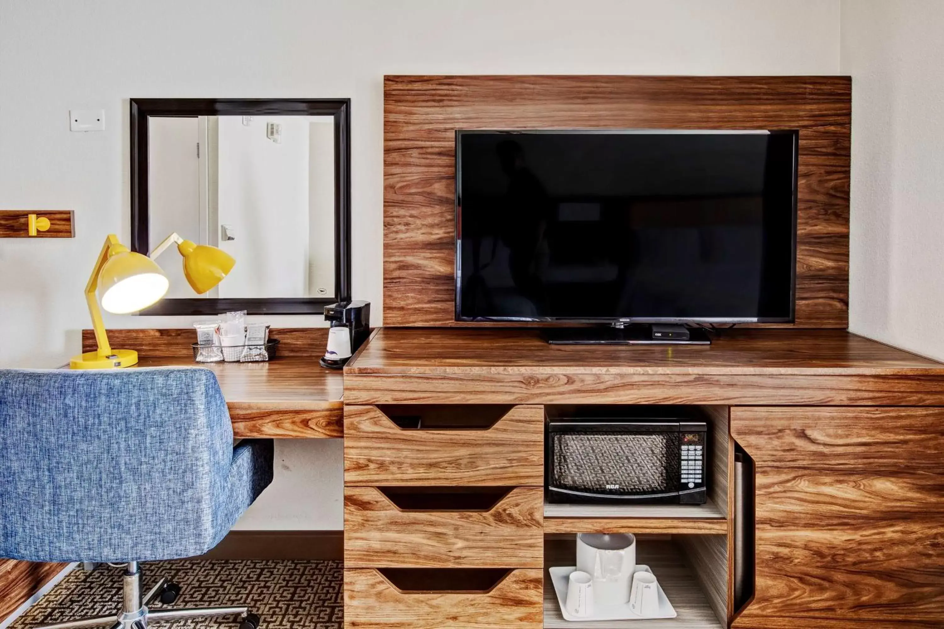 Bedroom, TV/Entertainment Center in Hampton Inn Van Buren