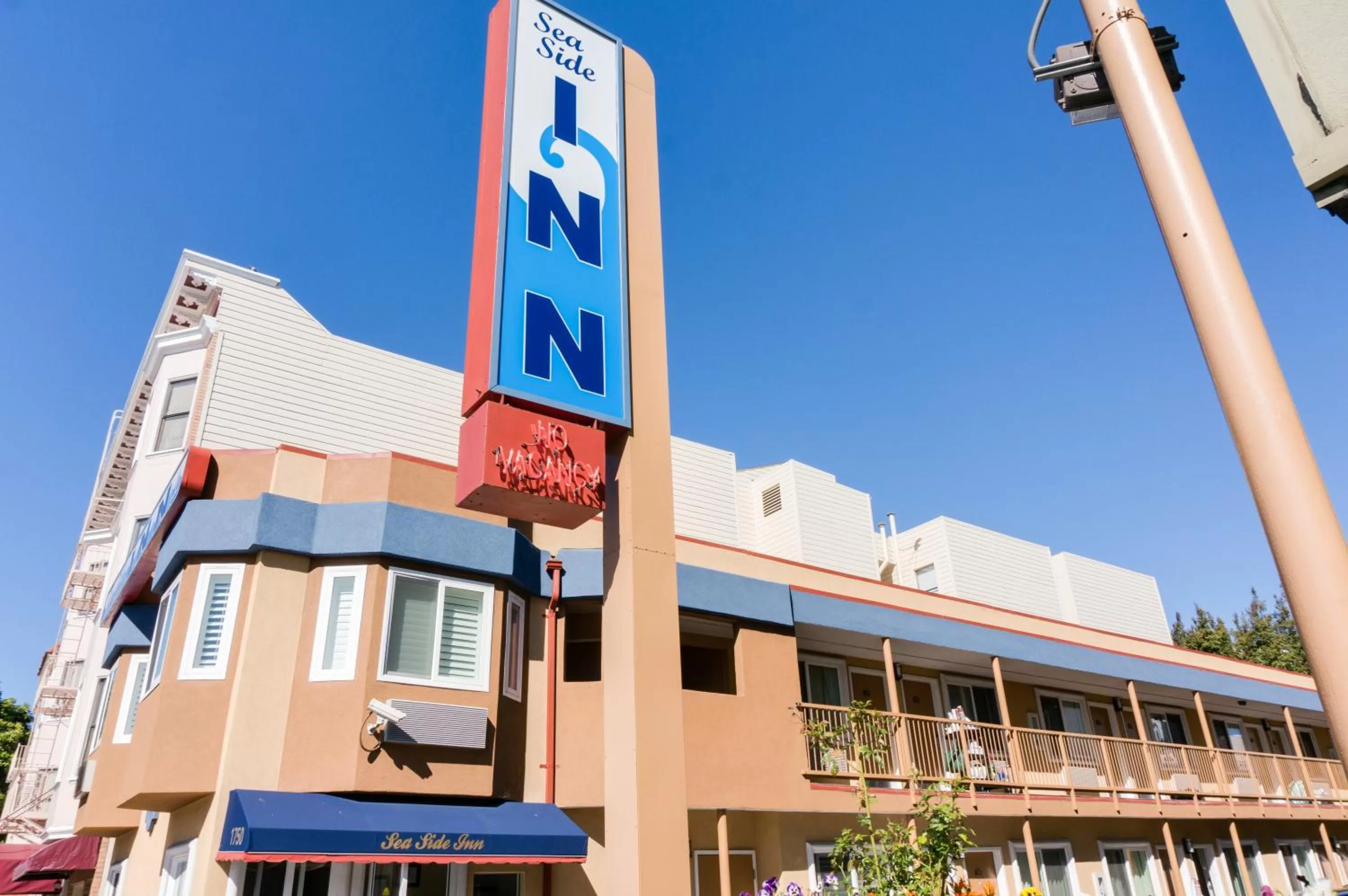 Facade/entrance in Seaside Inn