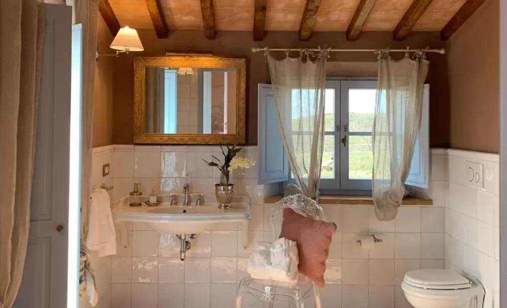 Bathroom in Cordella In Valdorcia Truffle and Olive Oil Resort