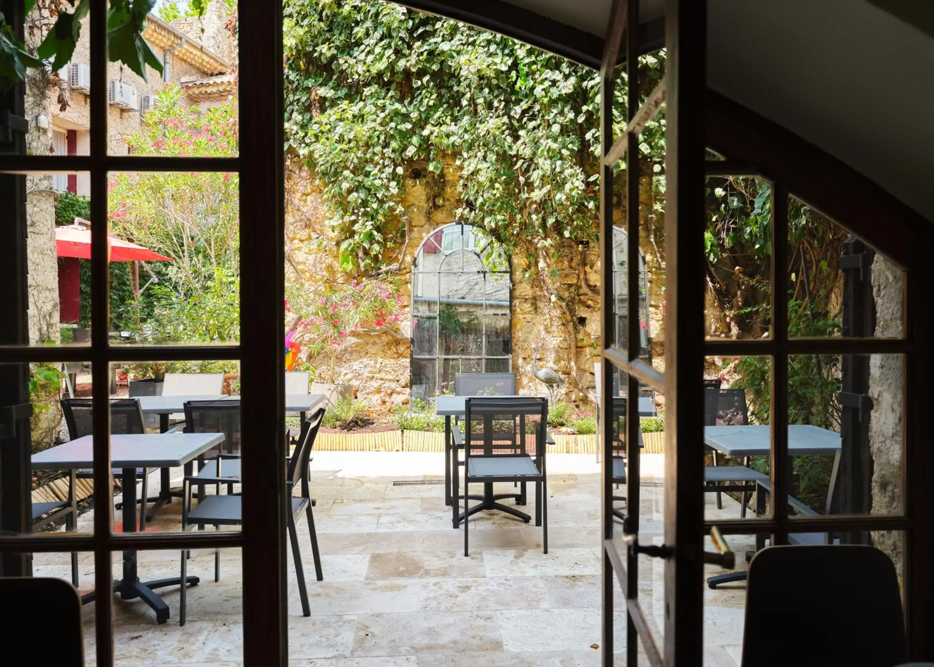 Patio in Le Clos d'Orange, Hotel & ville de Provence