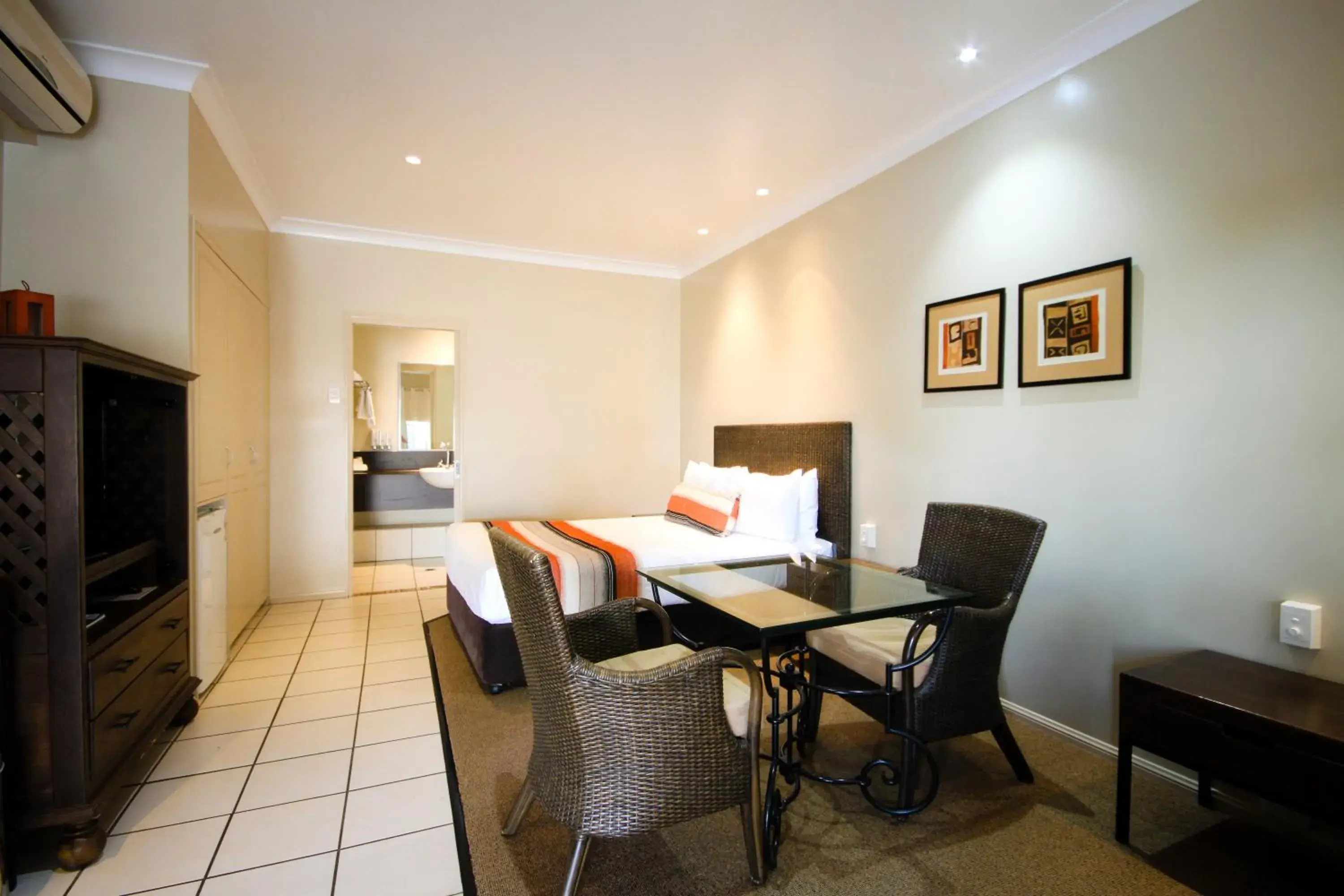 Photo of the whole room, Dining Area in Best Western Bungil Creek Motel