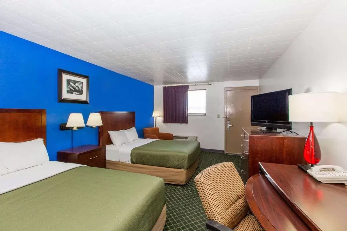 Photo of the whole room in Travelodge by Wyndham Great Bend