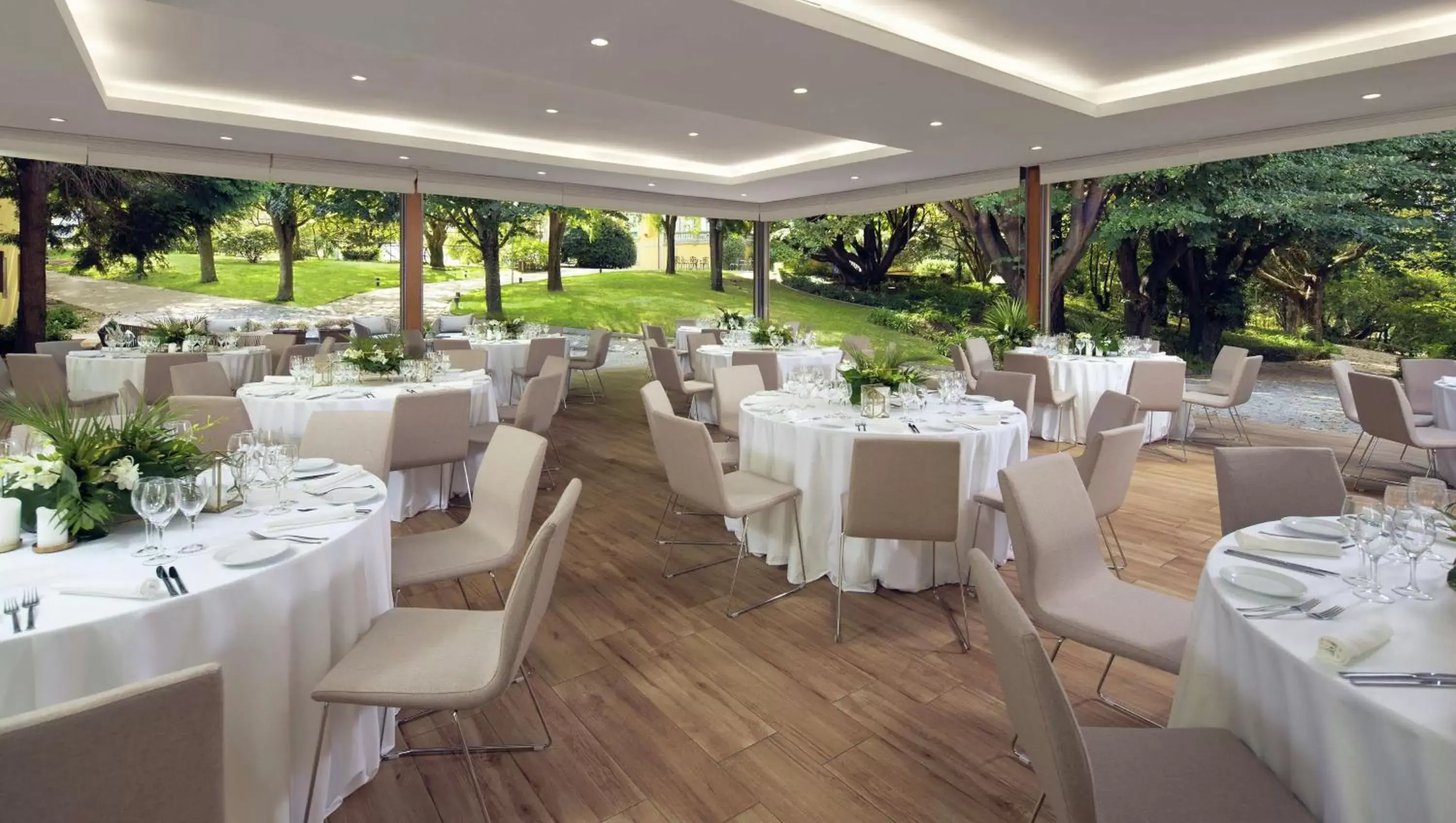 Meeting/conference room, Restaurant/Places to Eat in Boeira Garden Hotel Porto Gaia, Curio Collection by Hilton