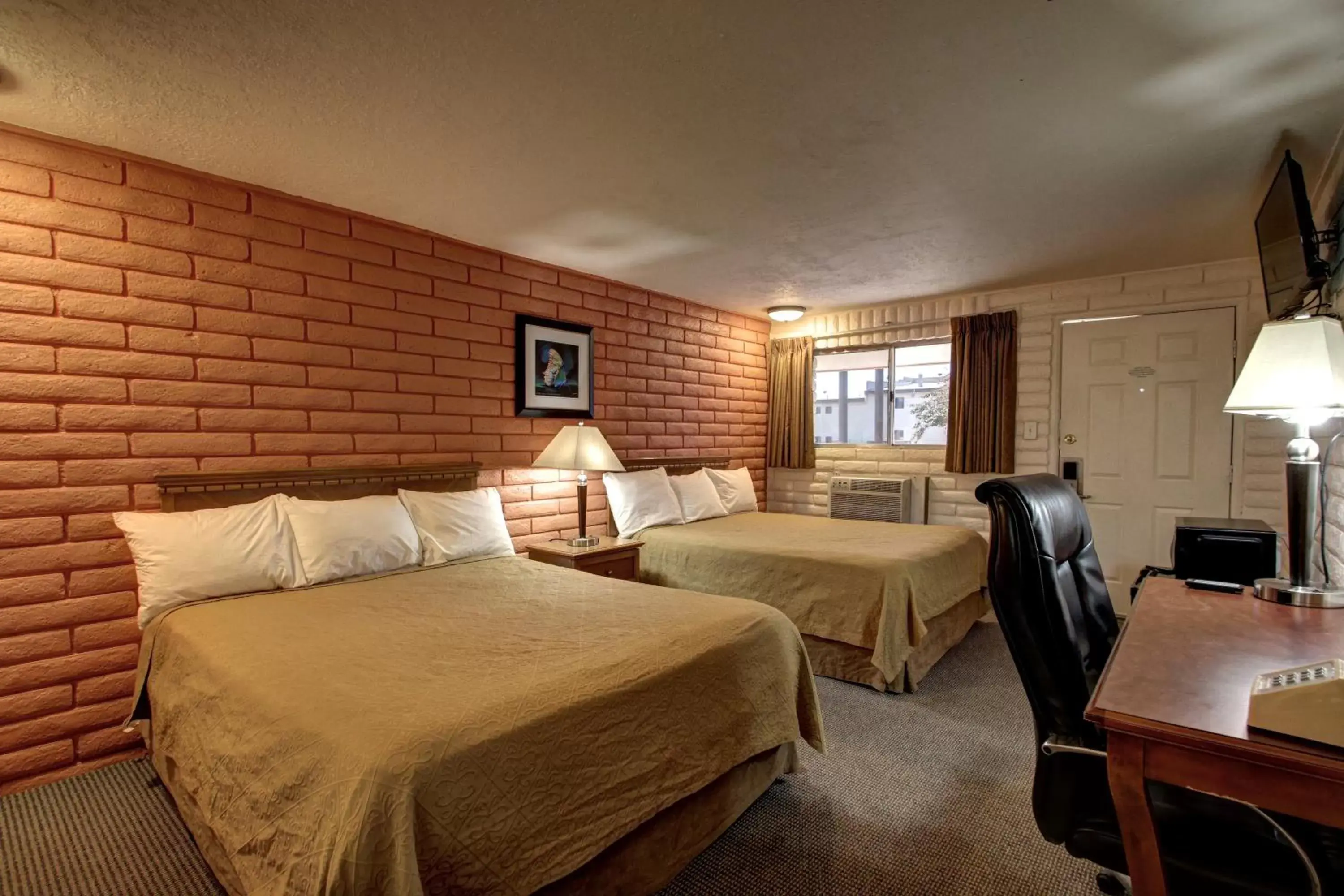 Bed in Country Inn Beaver Utah