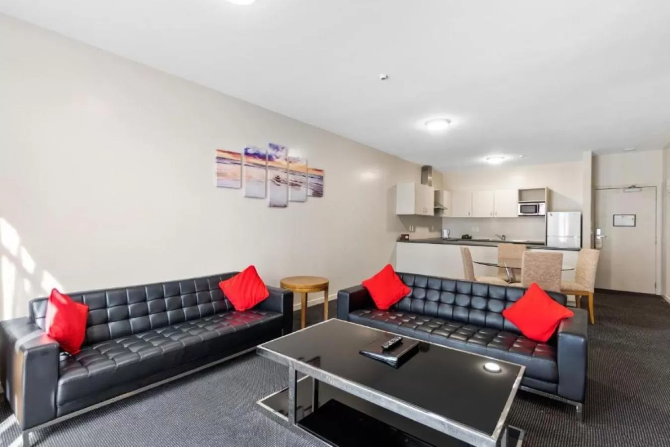 Living room in Ramada by Wyndham, Hamilton City Center