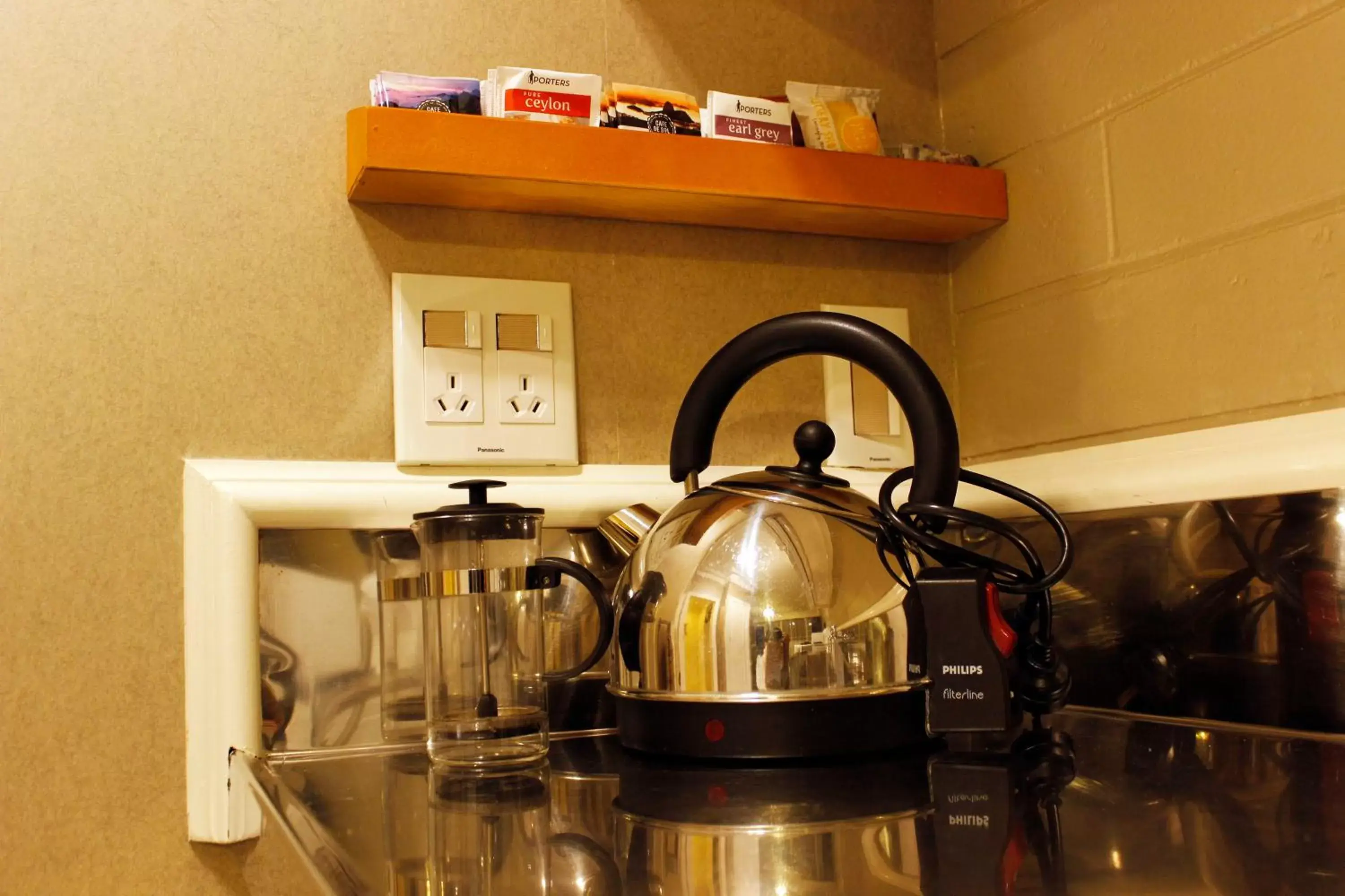 Coffee/tea facilities, Kitchen/Kitchenette in Colonial Motel