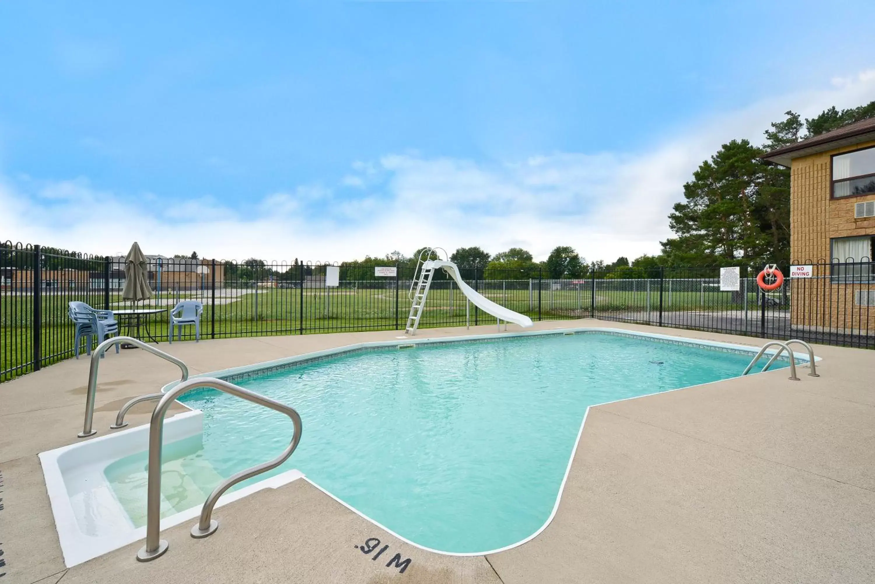 Day, Swimming Pool in Angus Inn Motel