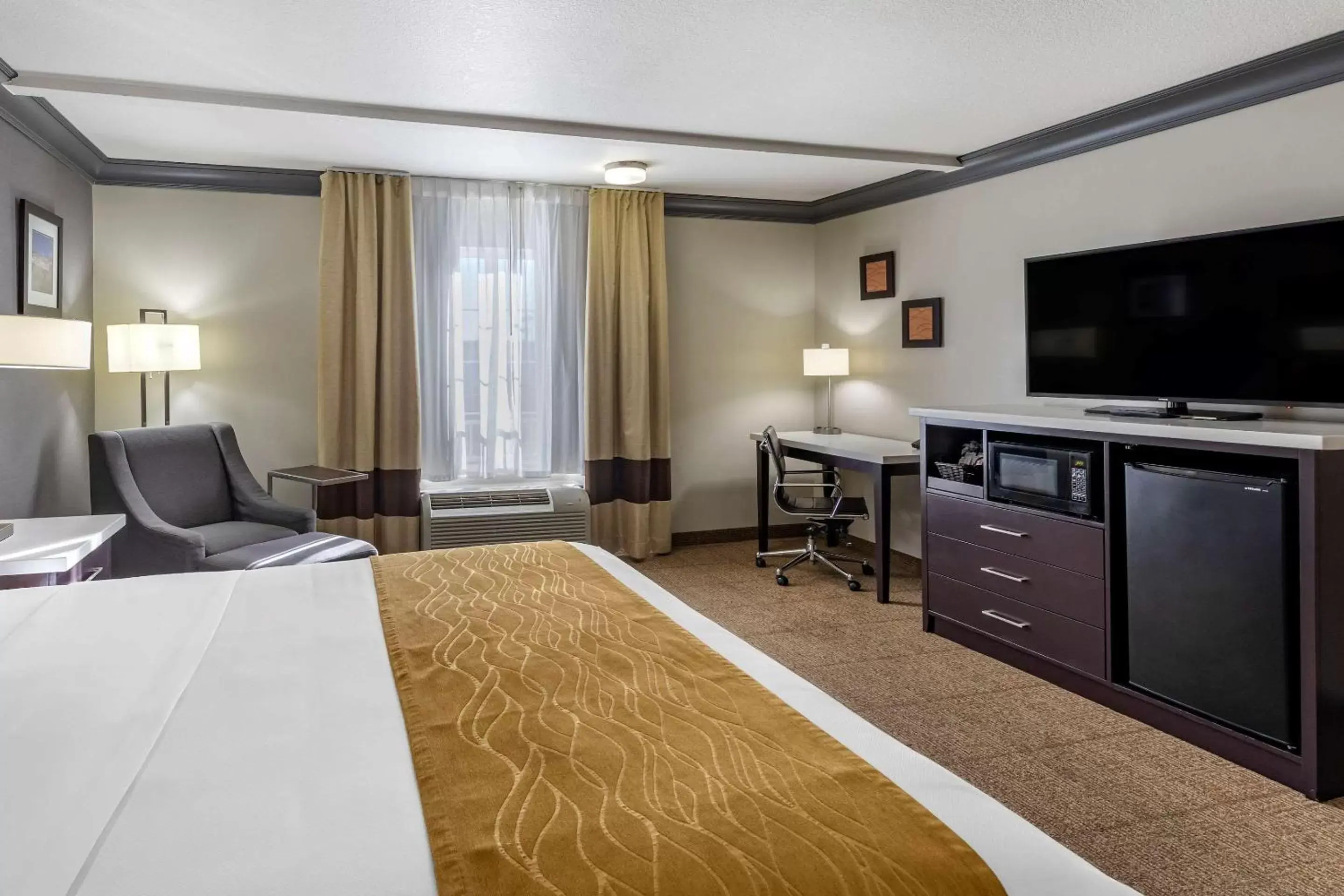 Photo of the whole room, TV/Entertainment Center in Comfort Inn & Suites Near Universal - North Hollywood – Burbank