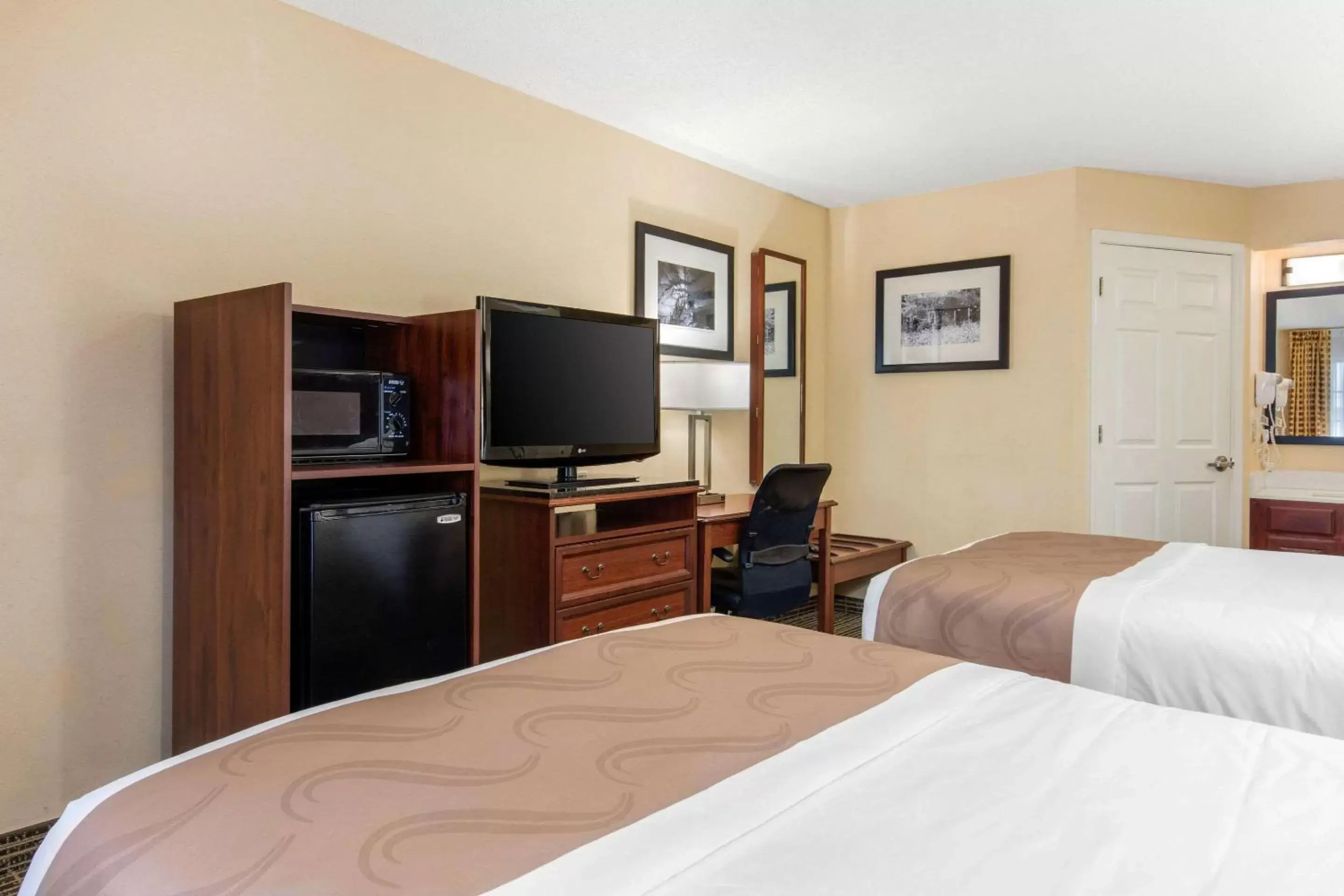 Standard Double Room with Two Double Beds - Smoking in Quality Inn Scottsboro US/72-Lake Guntersville Area