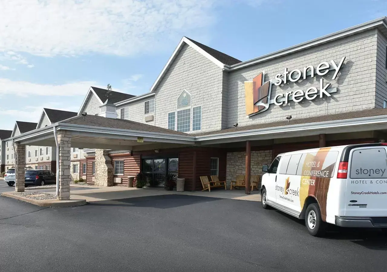 Property building in Cedar Creek Hotel Wausau - Rothschild Property building in Cedar Creek Hotel Wausau - Rothschild