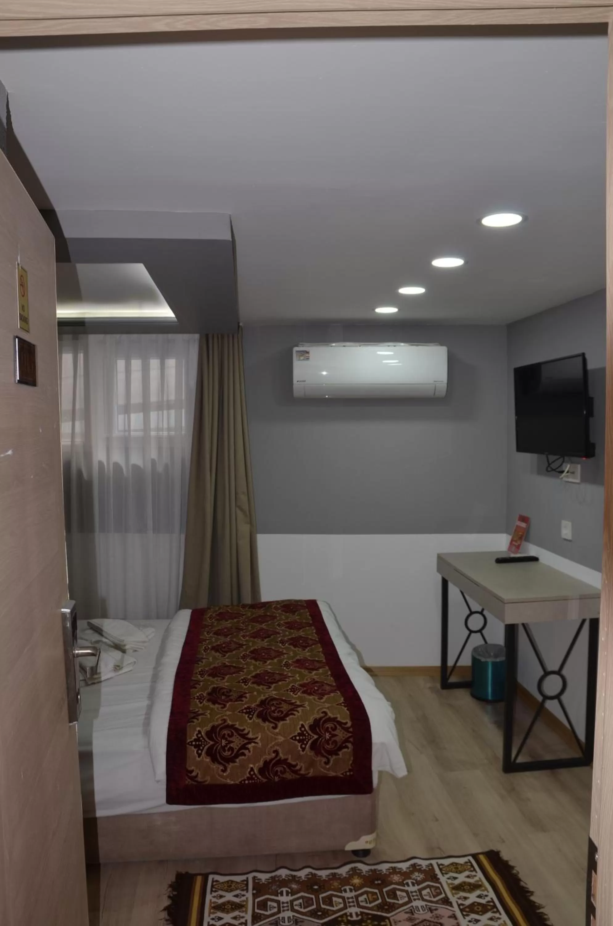 Photo of the whole room, Bed in The Lola Hotel