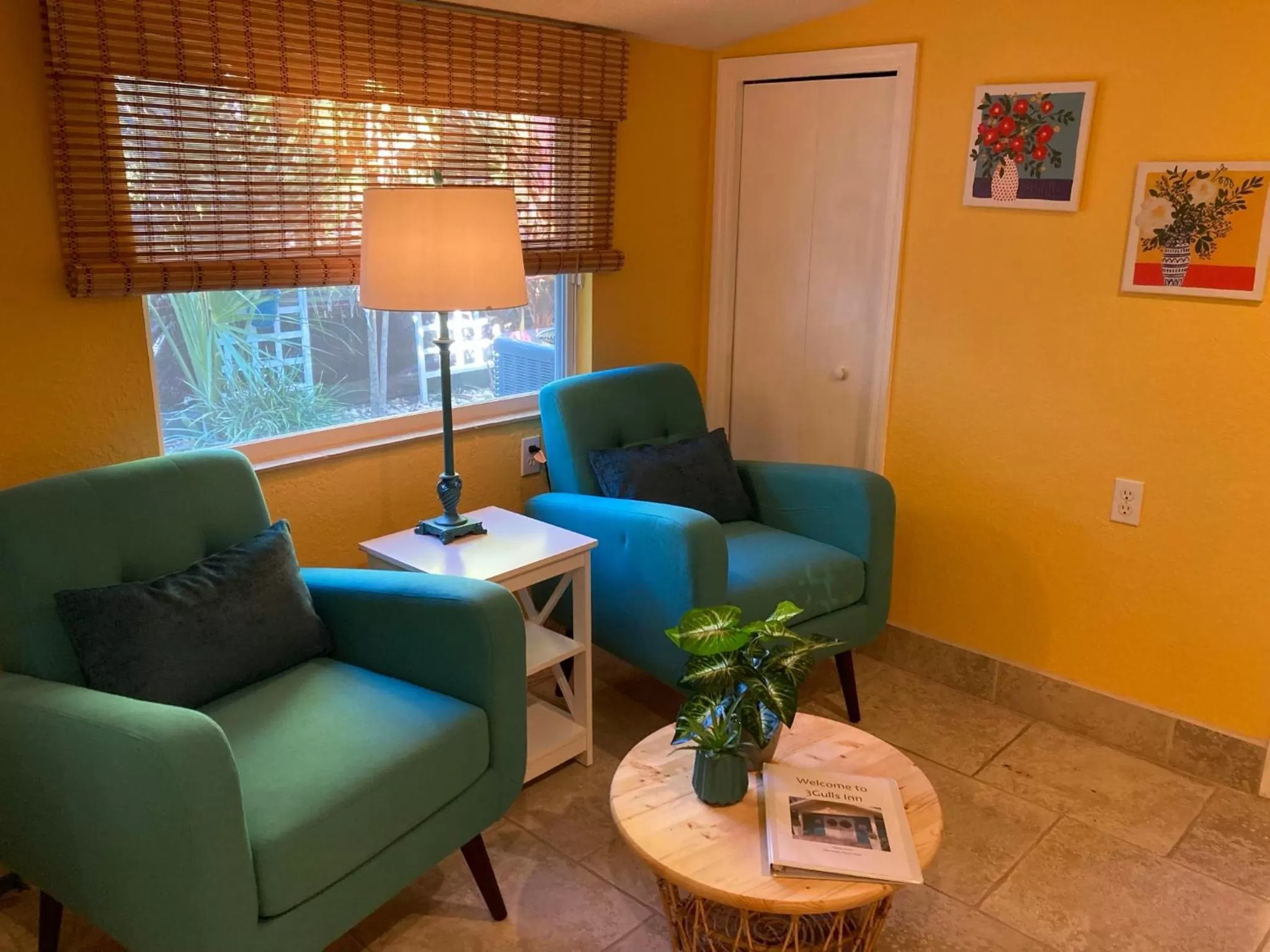 3Gulls Inn Ozona-Boutique Hotel-Steps from Restaurants & Brewery-SwimSpa Pool-Pet Friendly