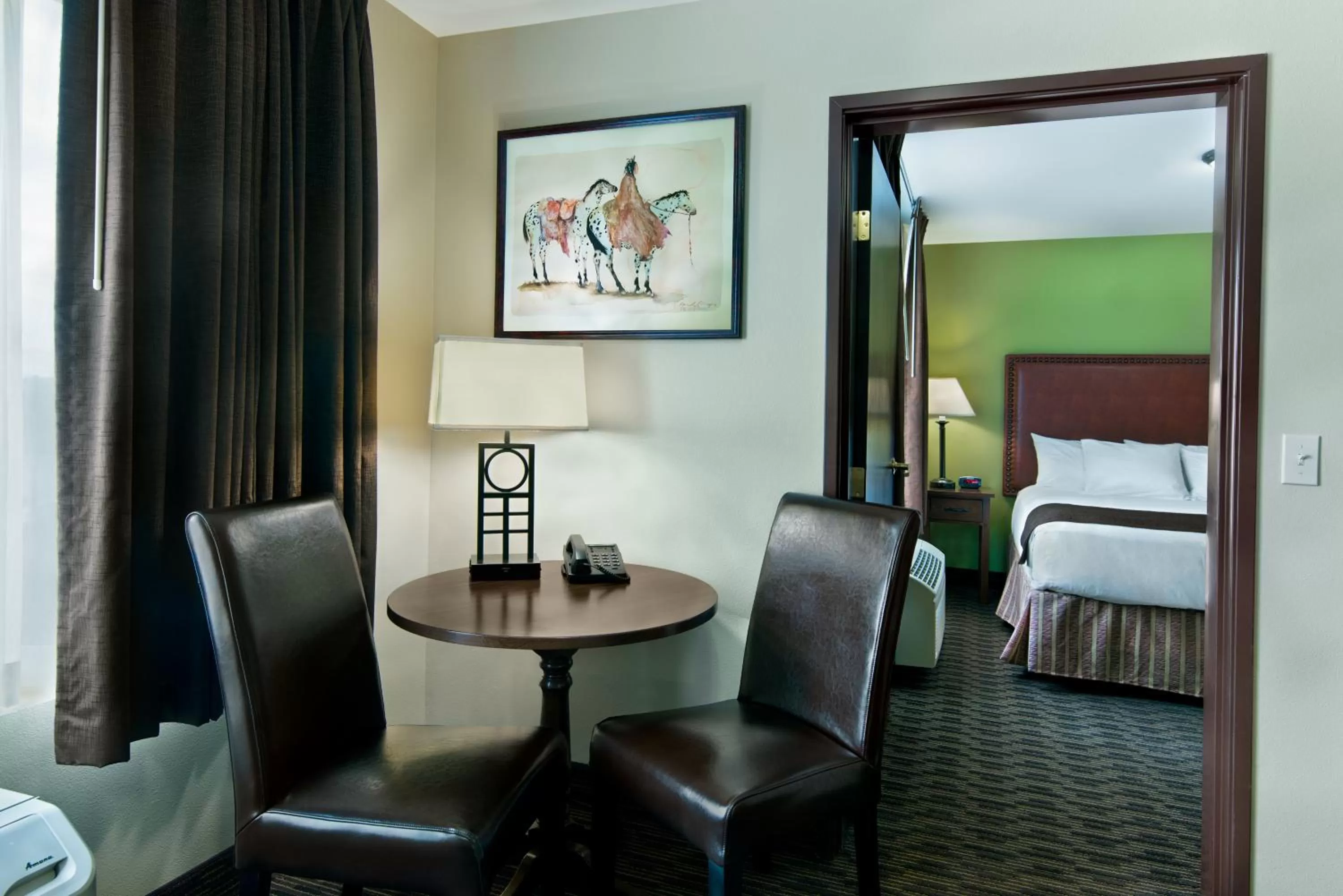 Seating area, Bed in Oxford Suites Hermiston