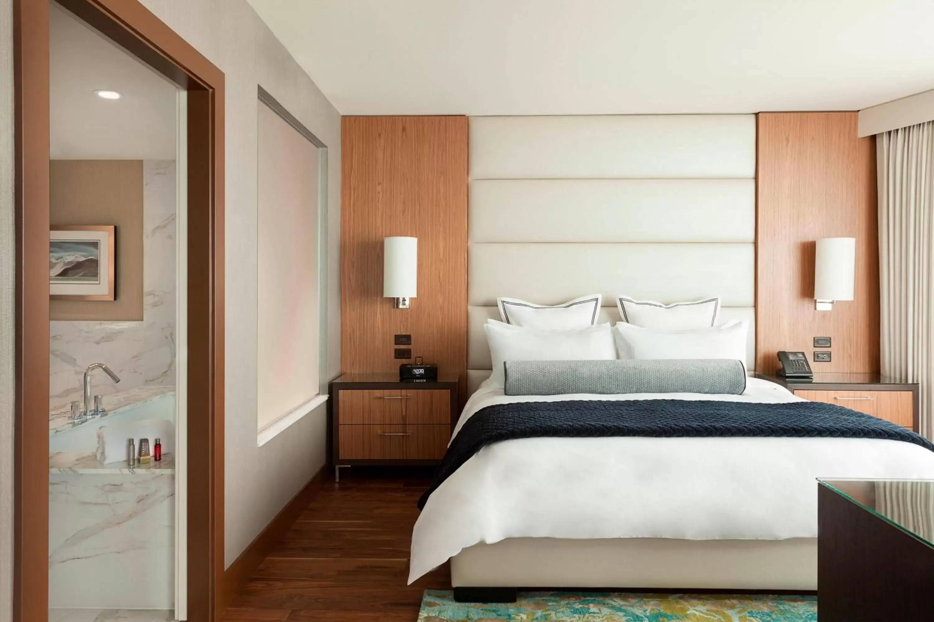 Bedroom, Bed in Vancouver Marriott Pinnacle Downtown Hotel