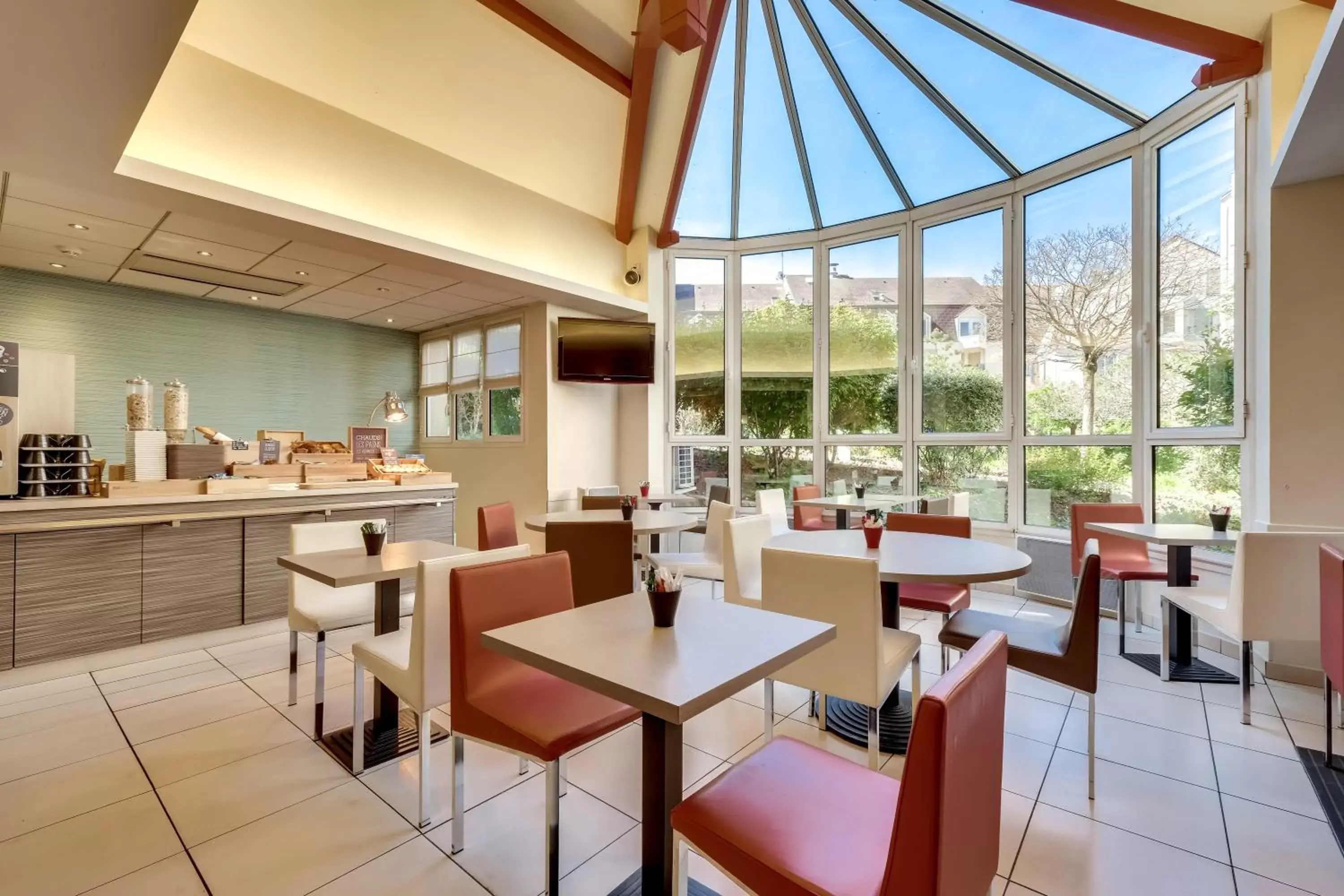 Buffet breakfast, Restaurant/Places to Eat in ibis Paris Rueil Malmaison