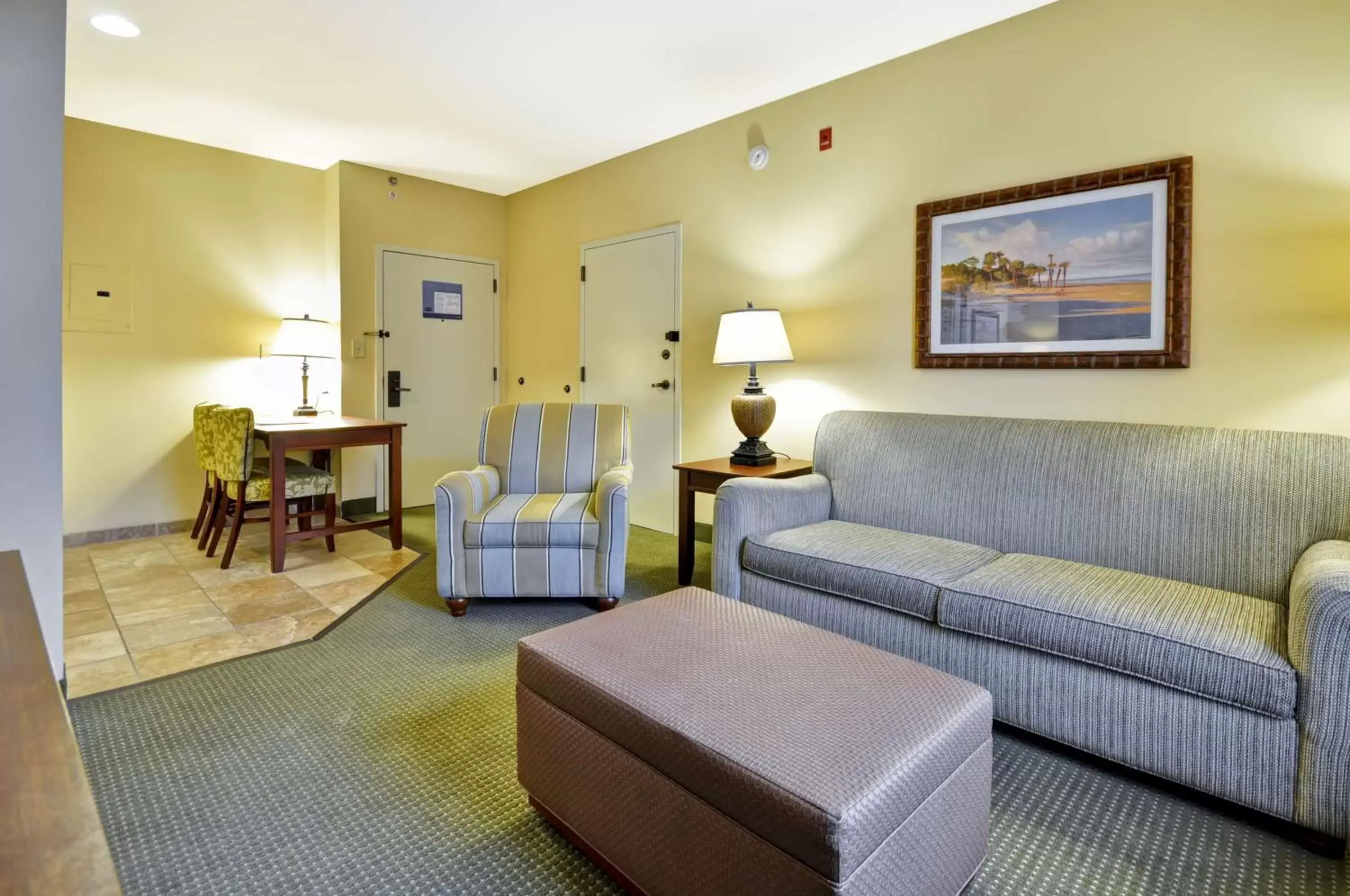 Living room, Seating Area in Hampton Inn & Suites Charleston/Mt. Pleasant-Isle Of Palms