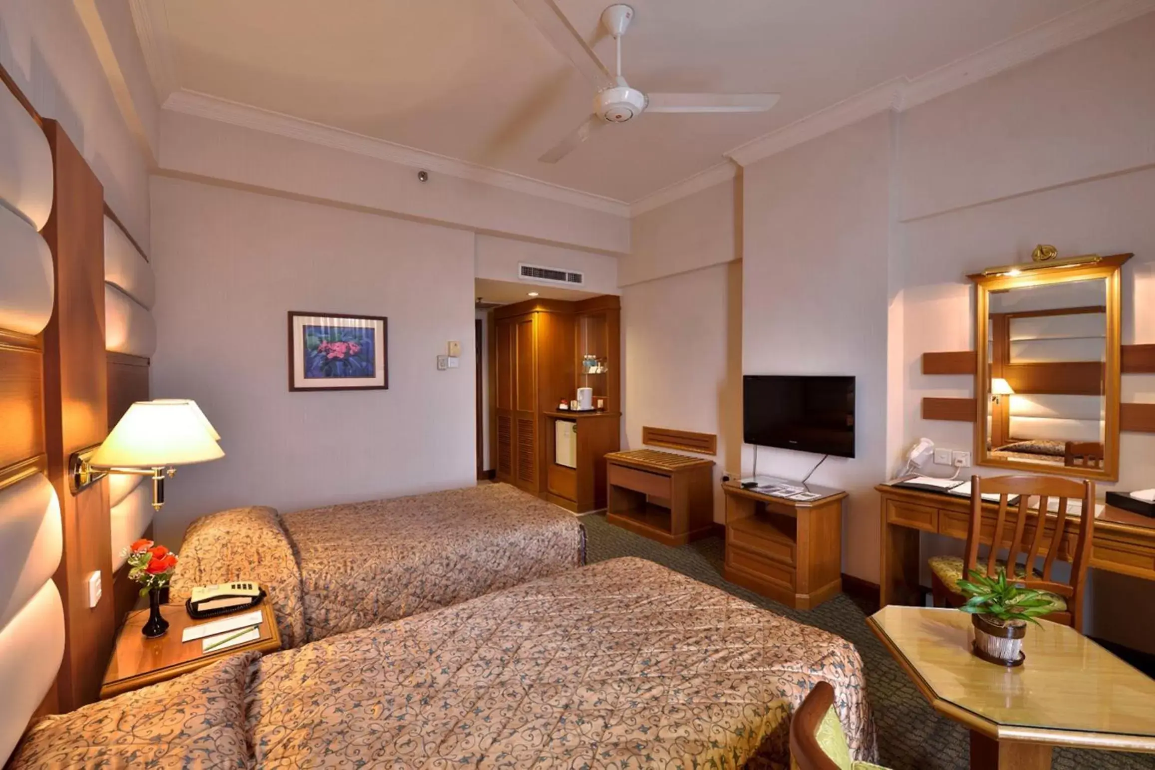 Bed, TV/Entertainment Center in Pearl View Hotel