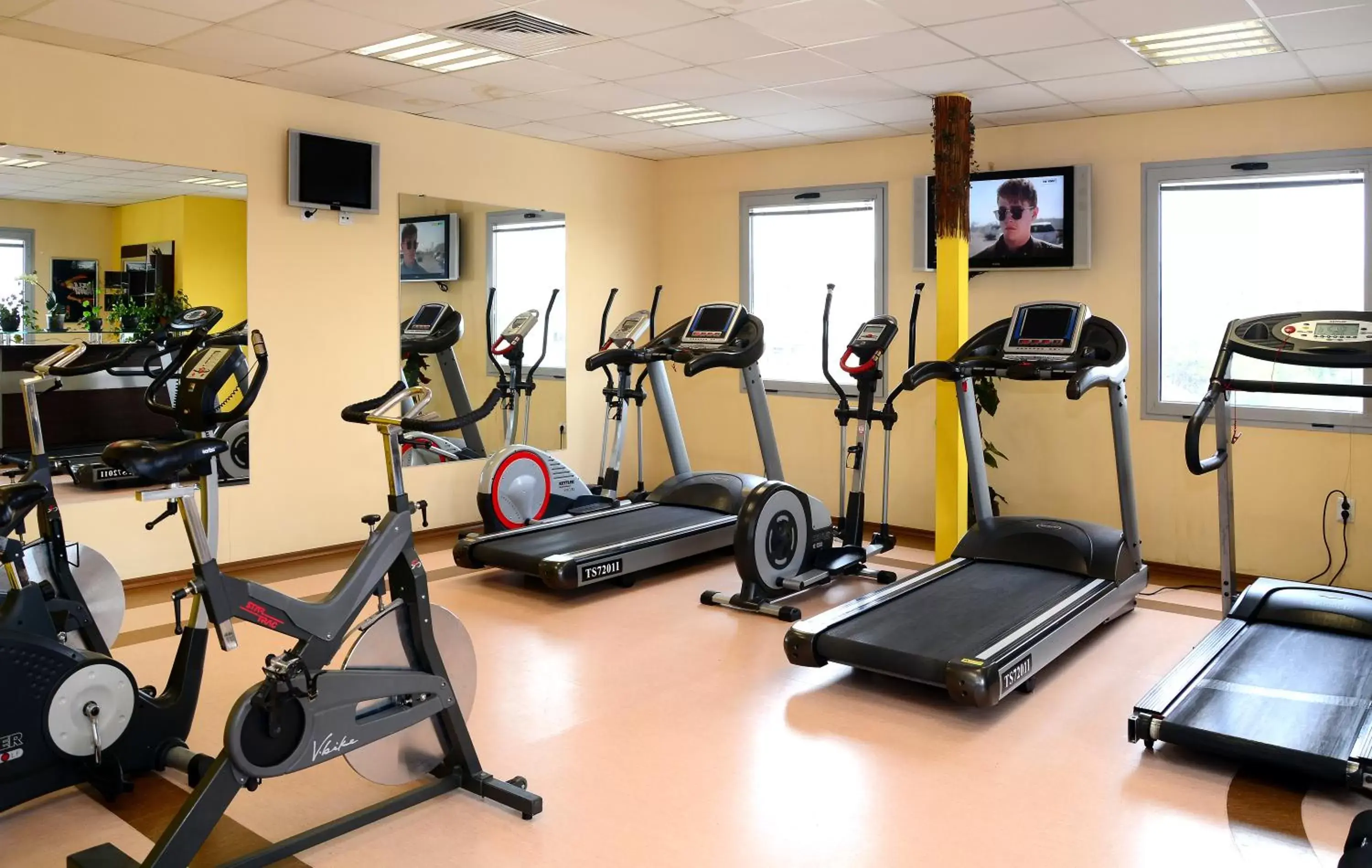 TV and multimedia, Fitness Center/Facilities in Aqua Hotel