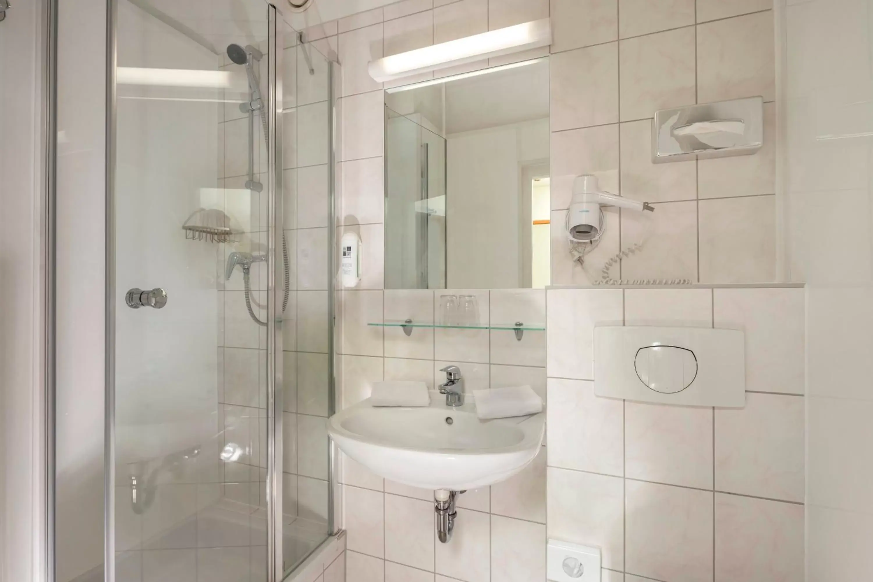 Shower, Bathroom in AHORN Berghotel Friedrichroda
