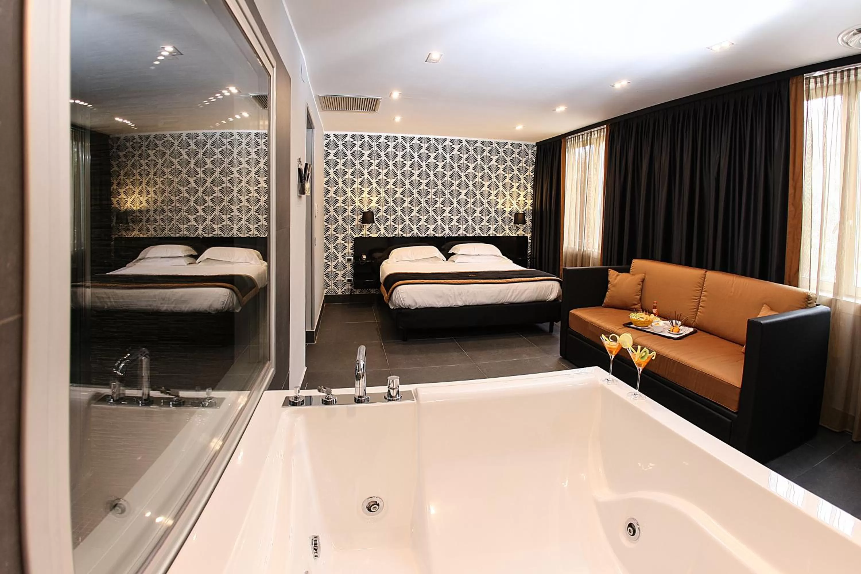 Hot Tub, Bed in Best Western JFK Hotel