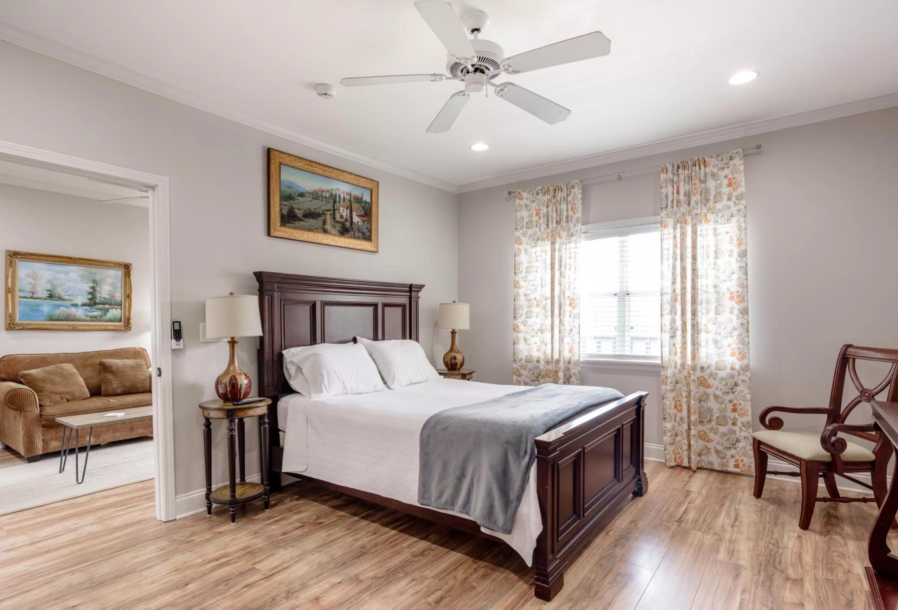 One-Bedroom Queen Suite with Sofa Bed in 27 on Park