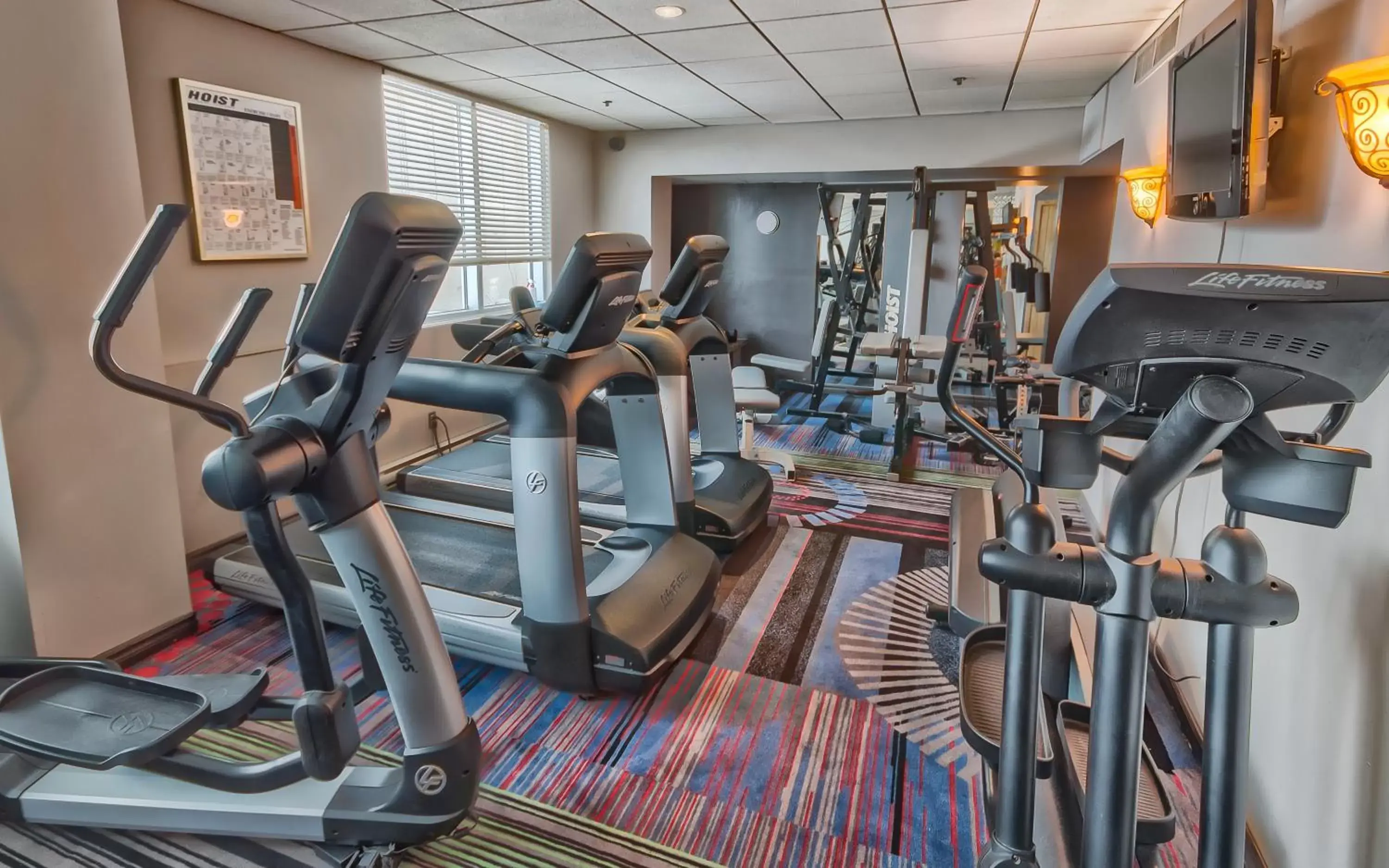 Fitness centre/facilities in L'Hôtel Québec par JARO Fitness centre/facilities in L'Hôtel Québec par JARO