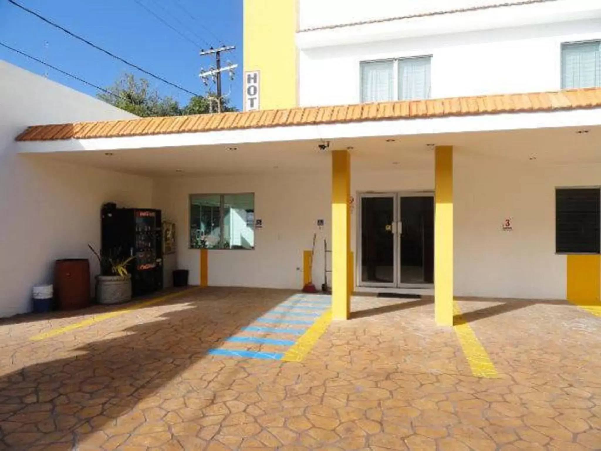 Facade/entrance in Hotel Las Dalias Inn