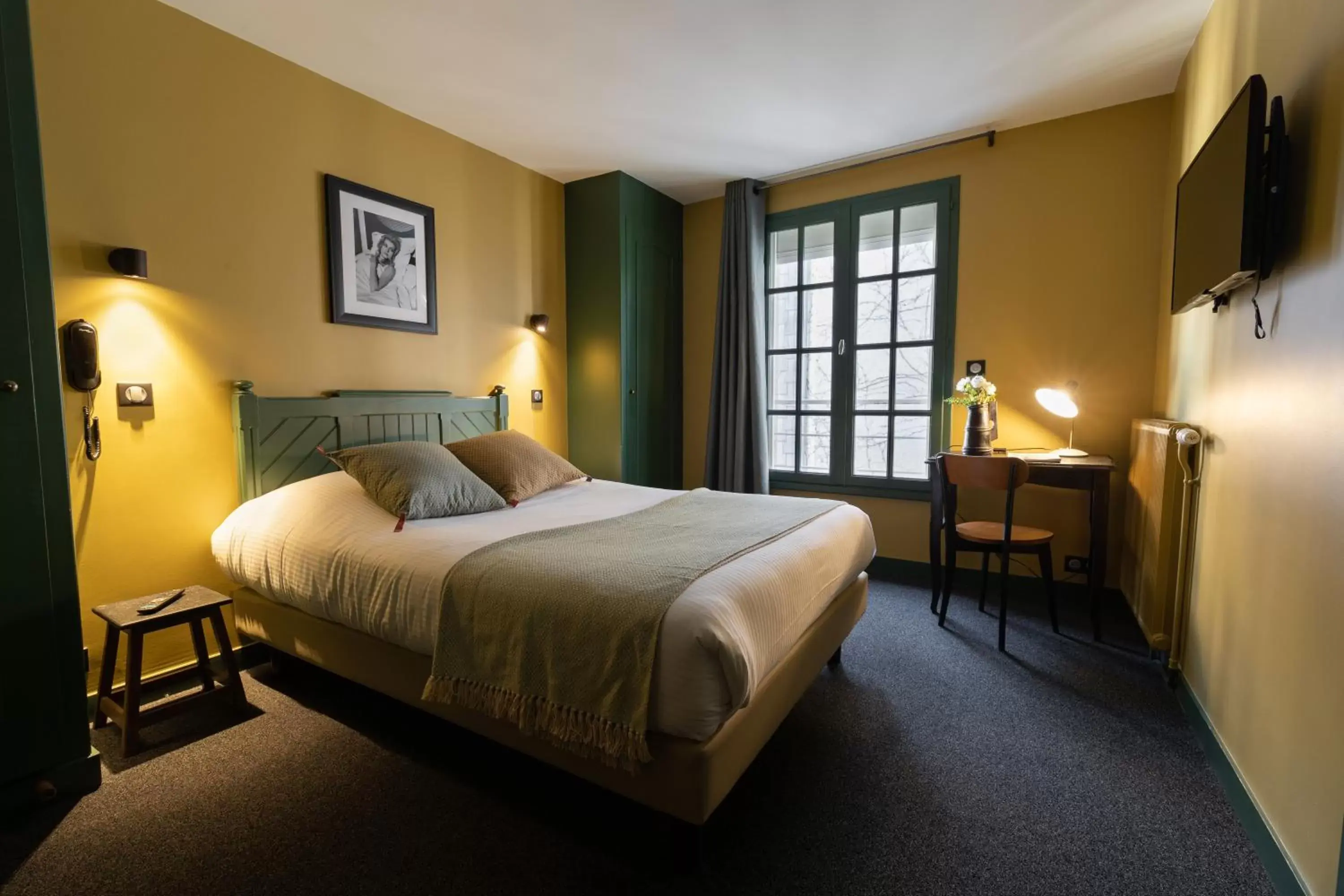 Bed in Hôtel Saint-Julien