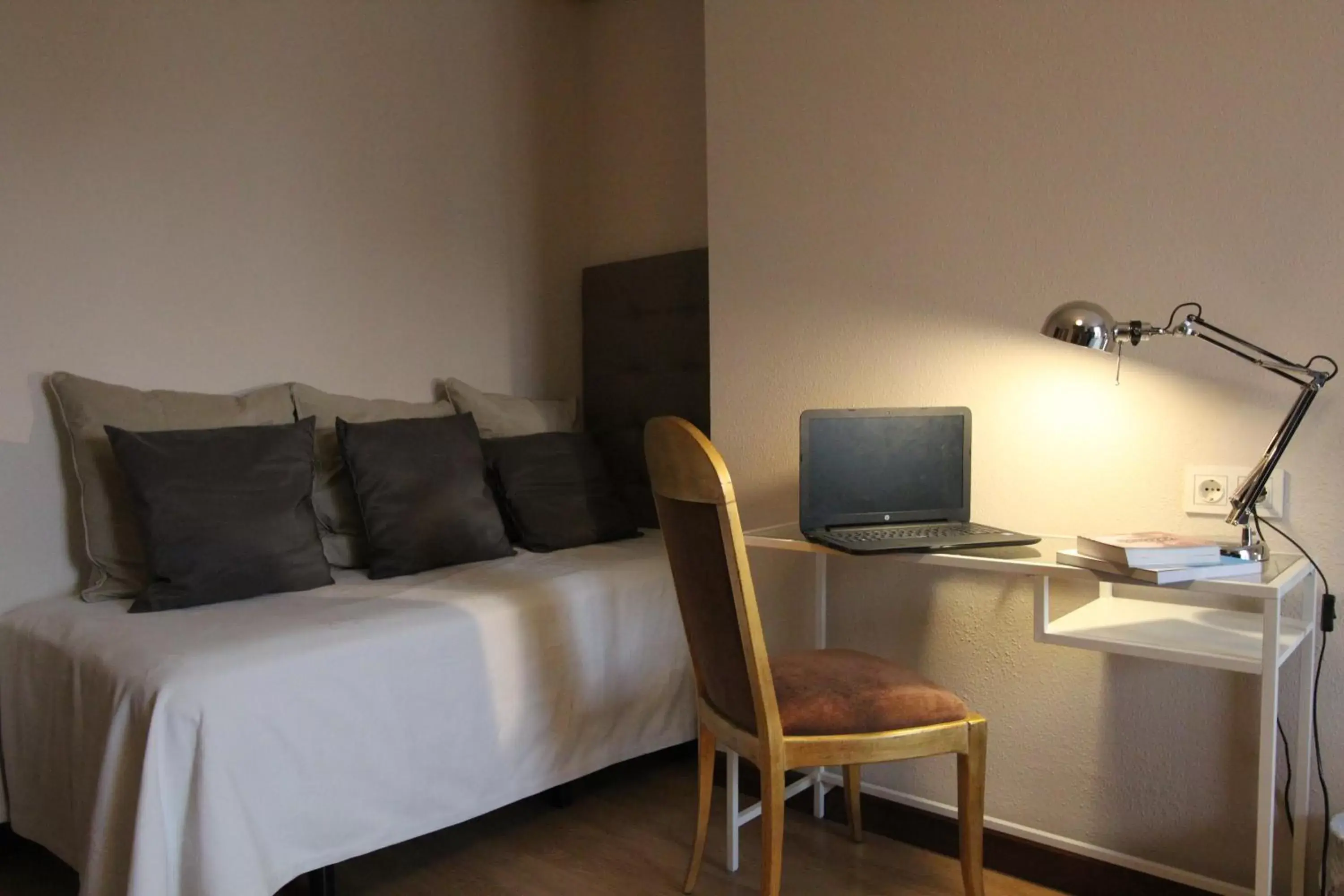 Bedroom, TV/Entertainment Center in Hotel Eurowest