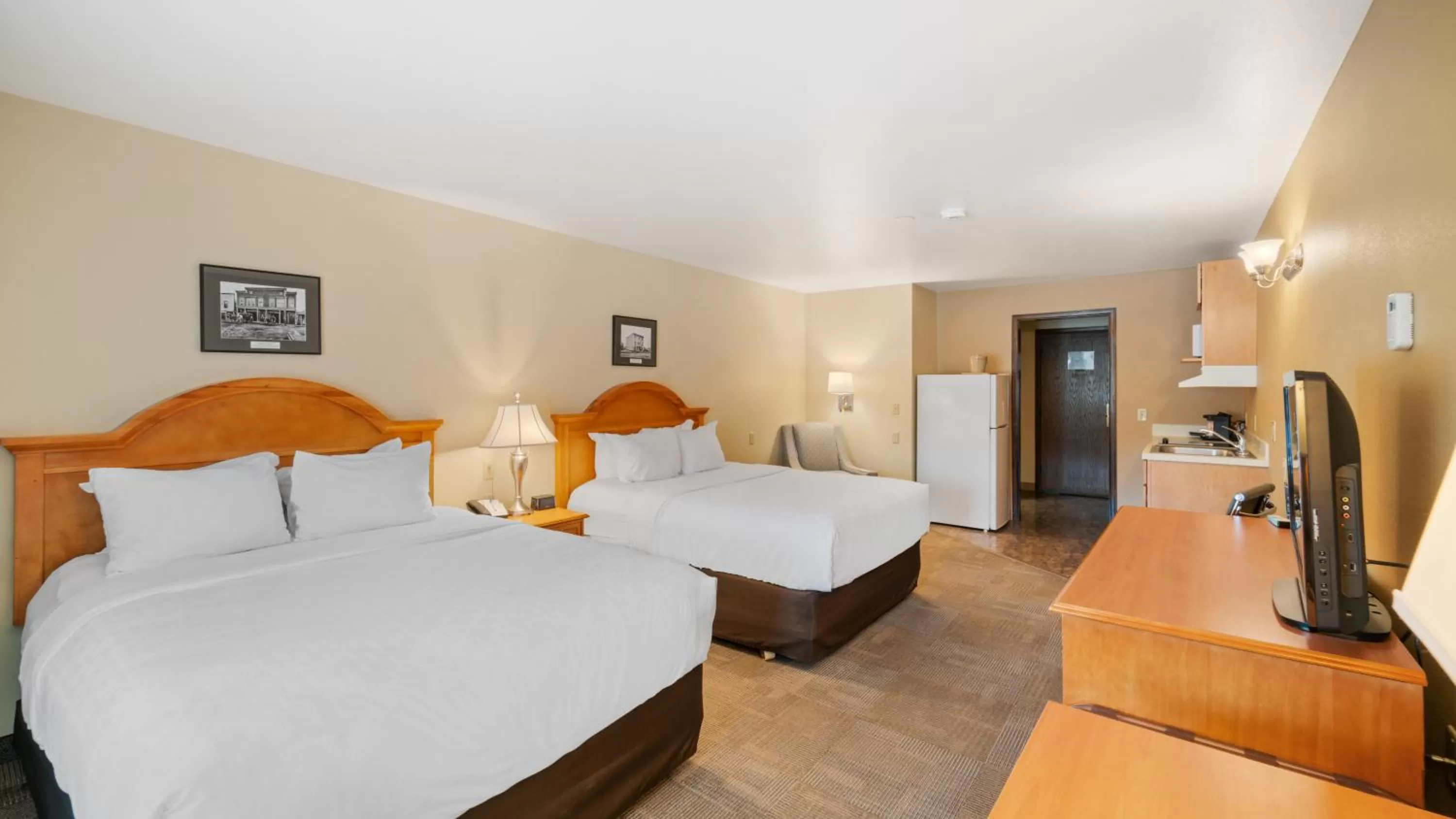 Photo of the whole room, Bed in Clarion Hotel & Suites Fairbanks near Ft Wainwright