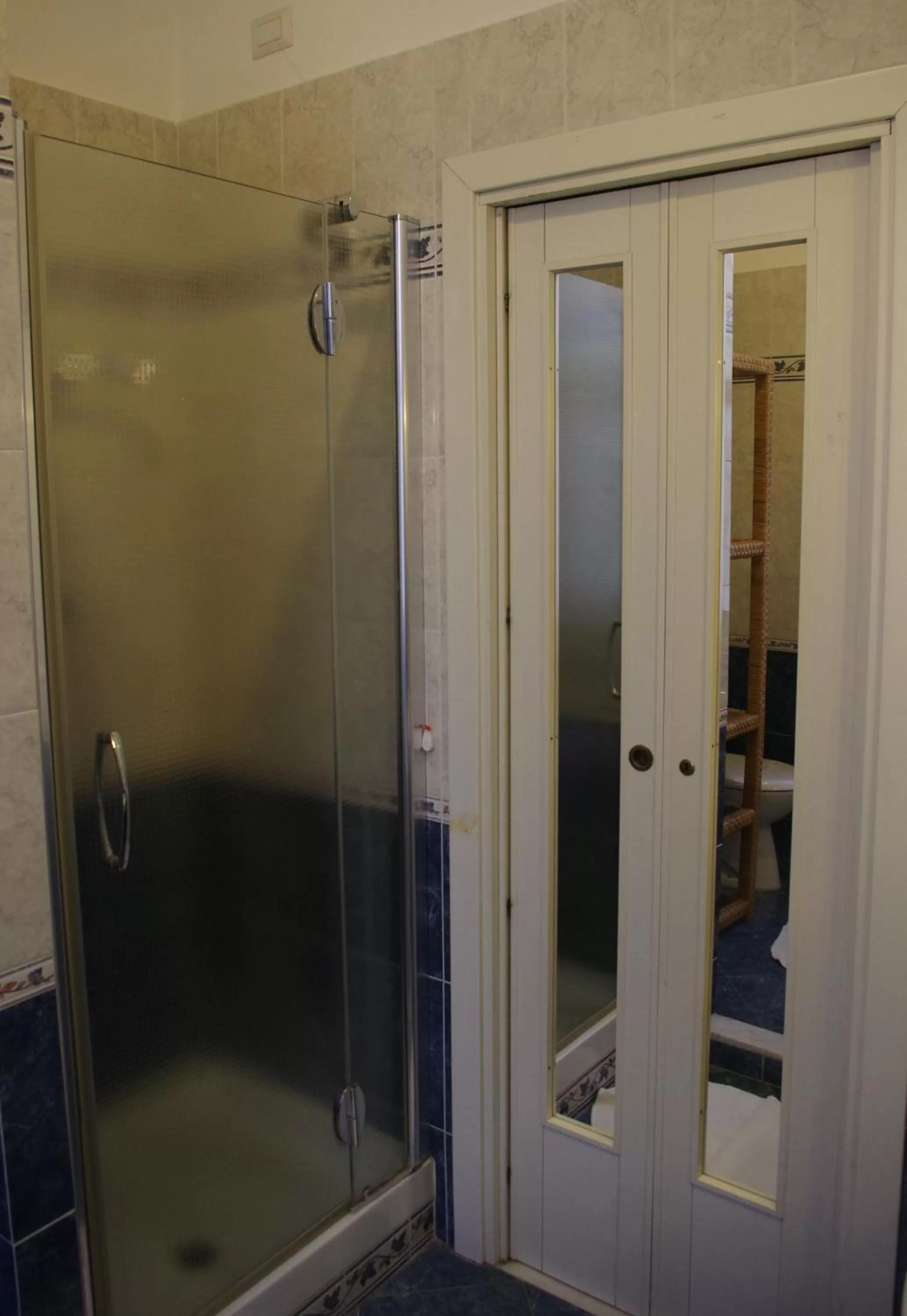 Bathroom in Tucci's Roma Guest House