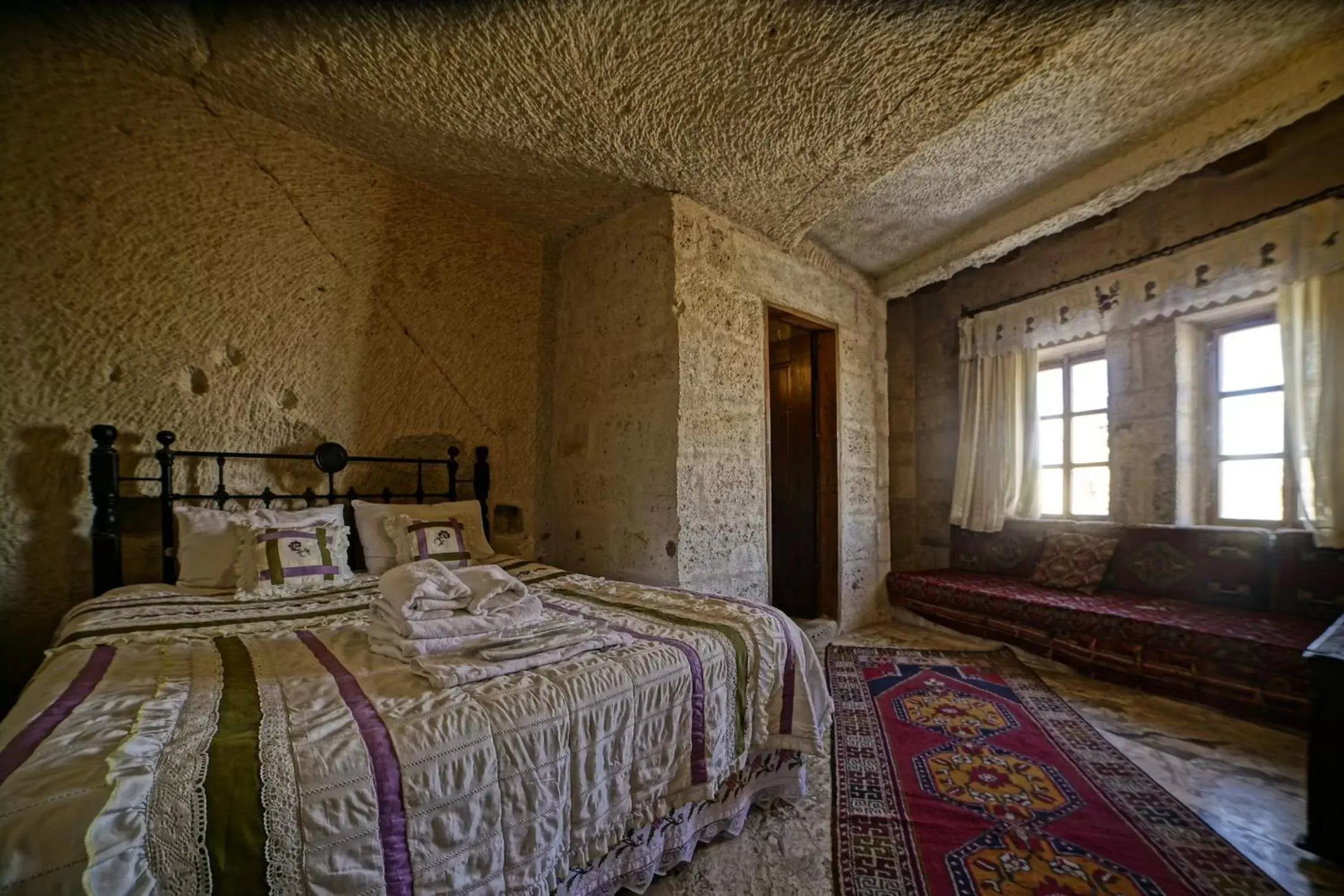 Photo of the whole room, Bed in Village Cave House Hotel