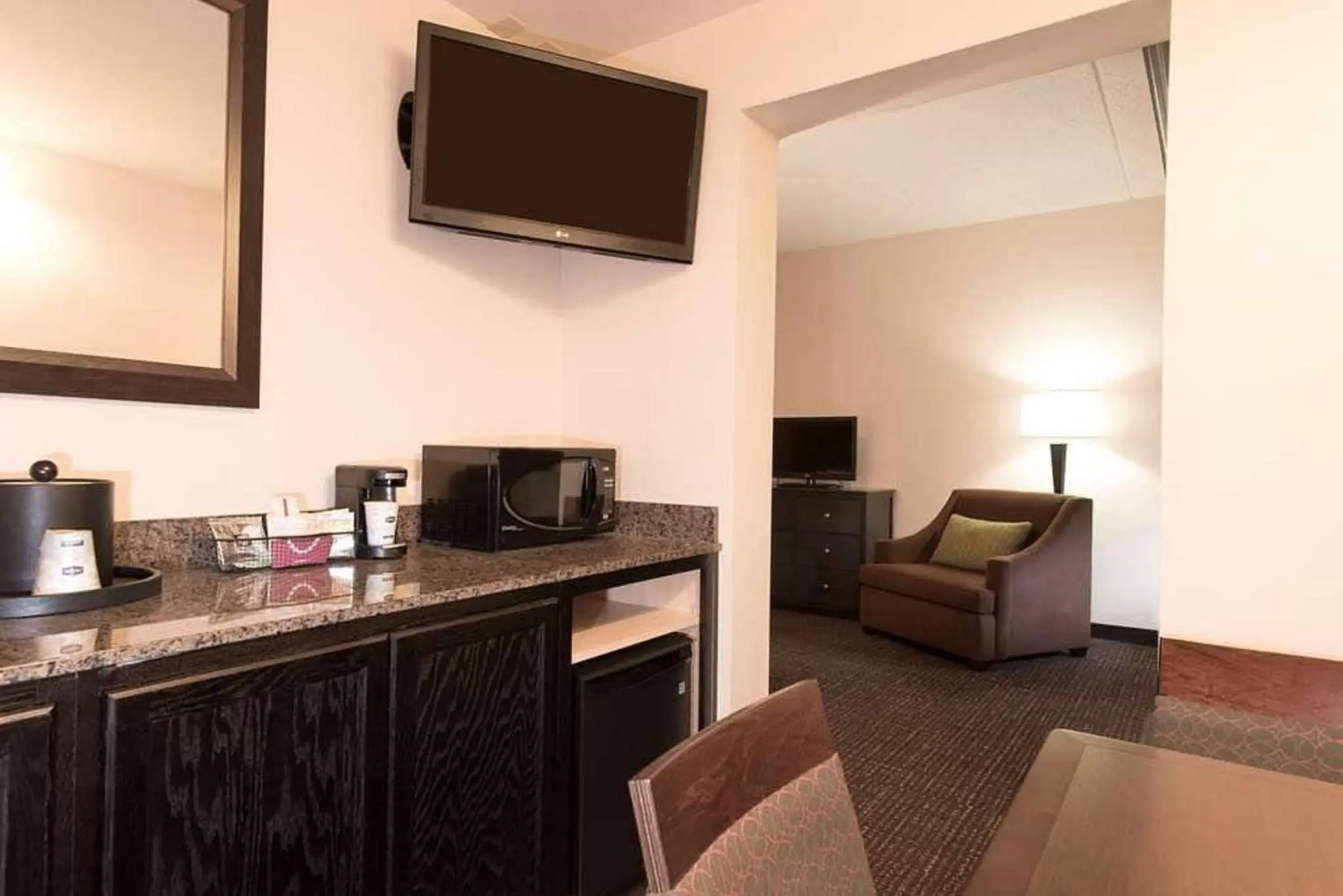 Bedroom, TV/Entertainment Center in SureStay Plus Hotel by Best Western Stevensville St Joseph