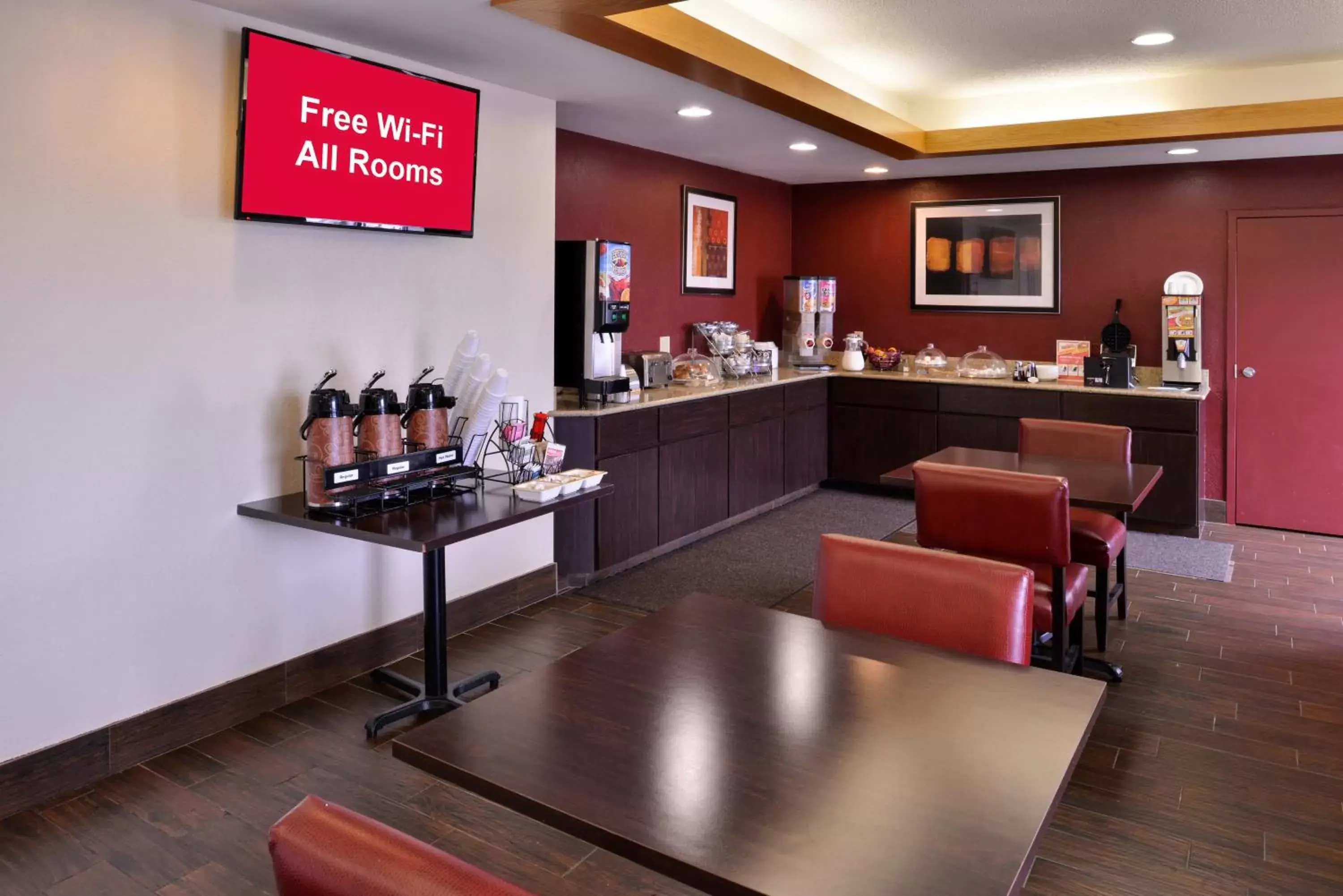 Restaurant/Places to Eat in Red Roof Inn Clyde